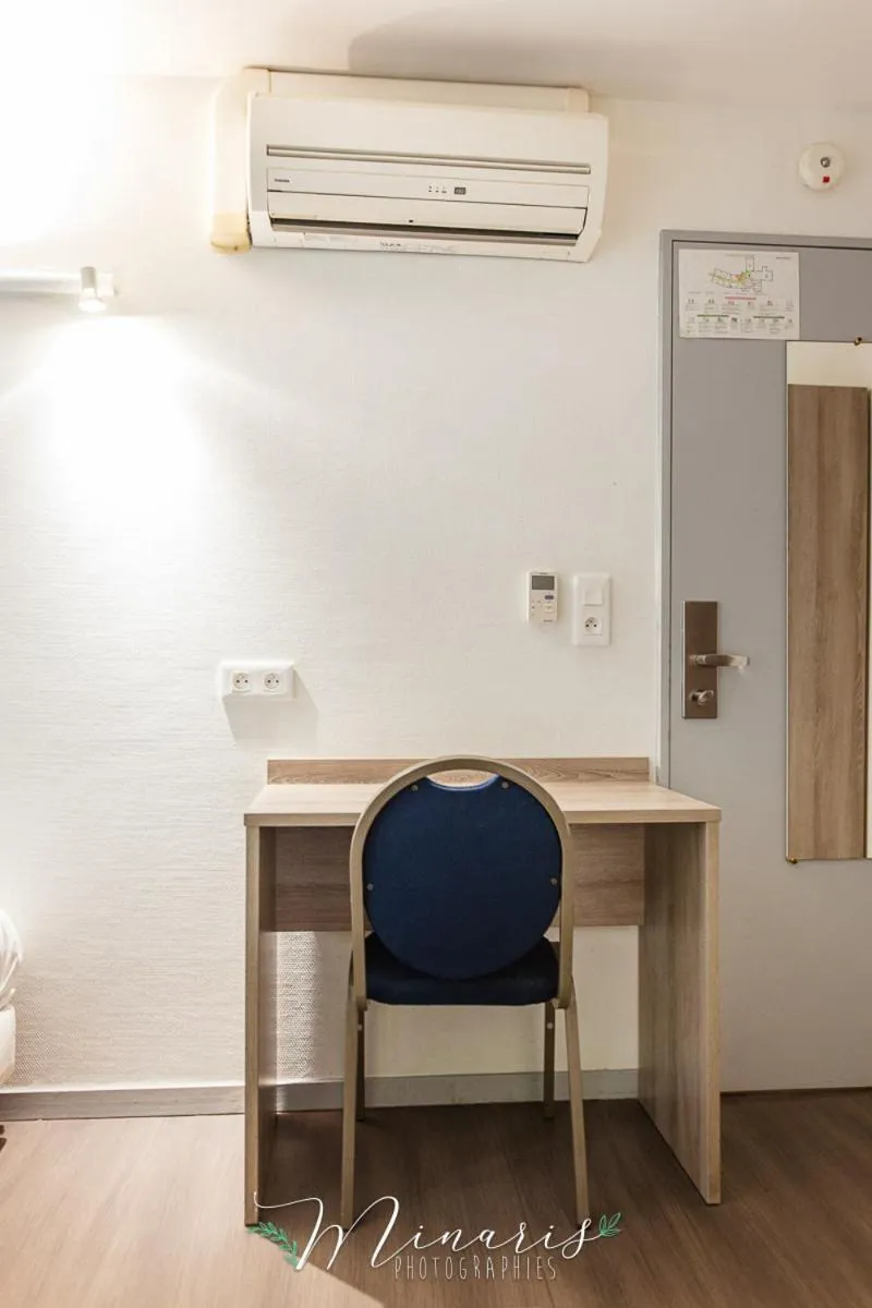 Text overlay in B Hotel Troyes Aéroport