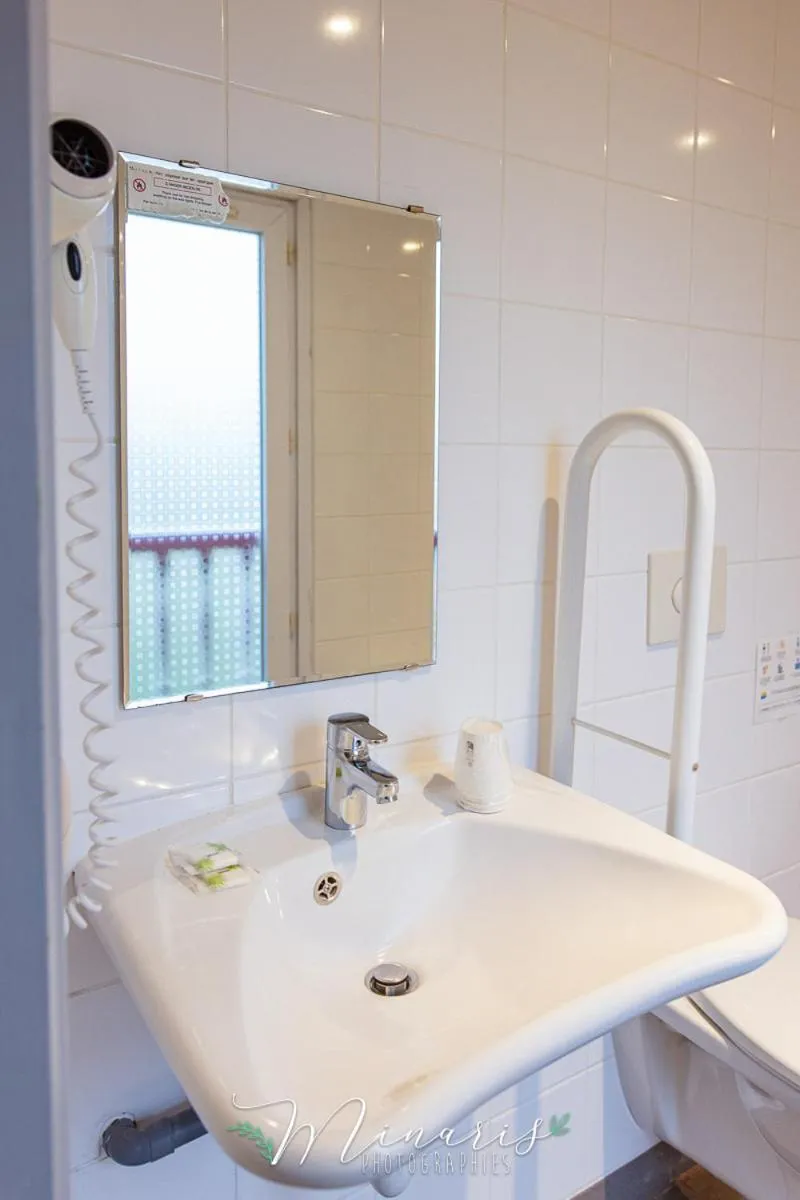 Bathroom in B Hotel Troyes Aéroport