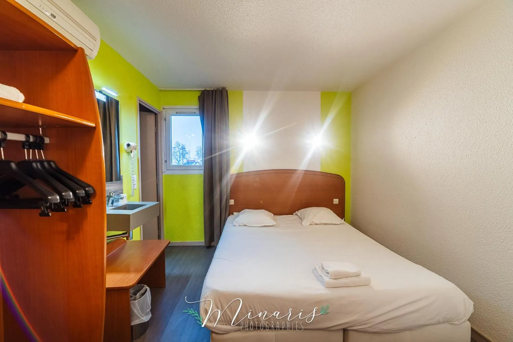 Photo of the whole room, Bed in B Hotel Troyes Aéroport