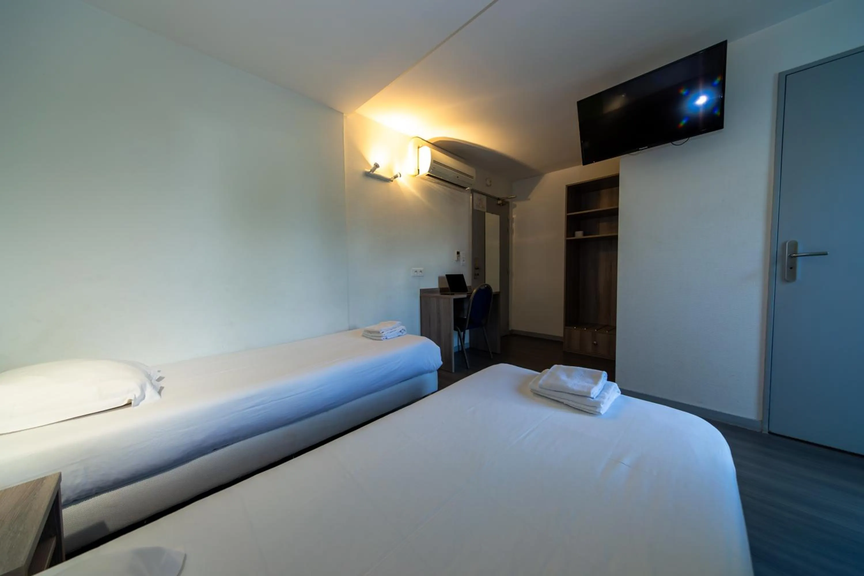 Bedroom, Bed in B Hotel Troyes Aéroport