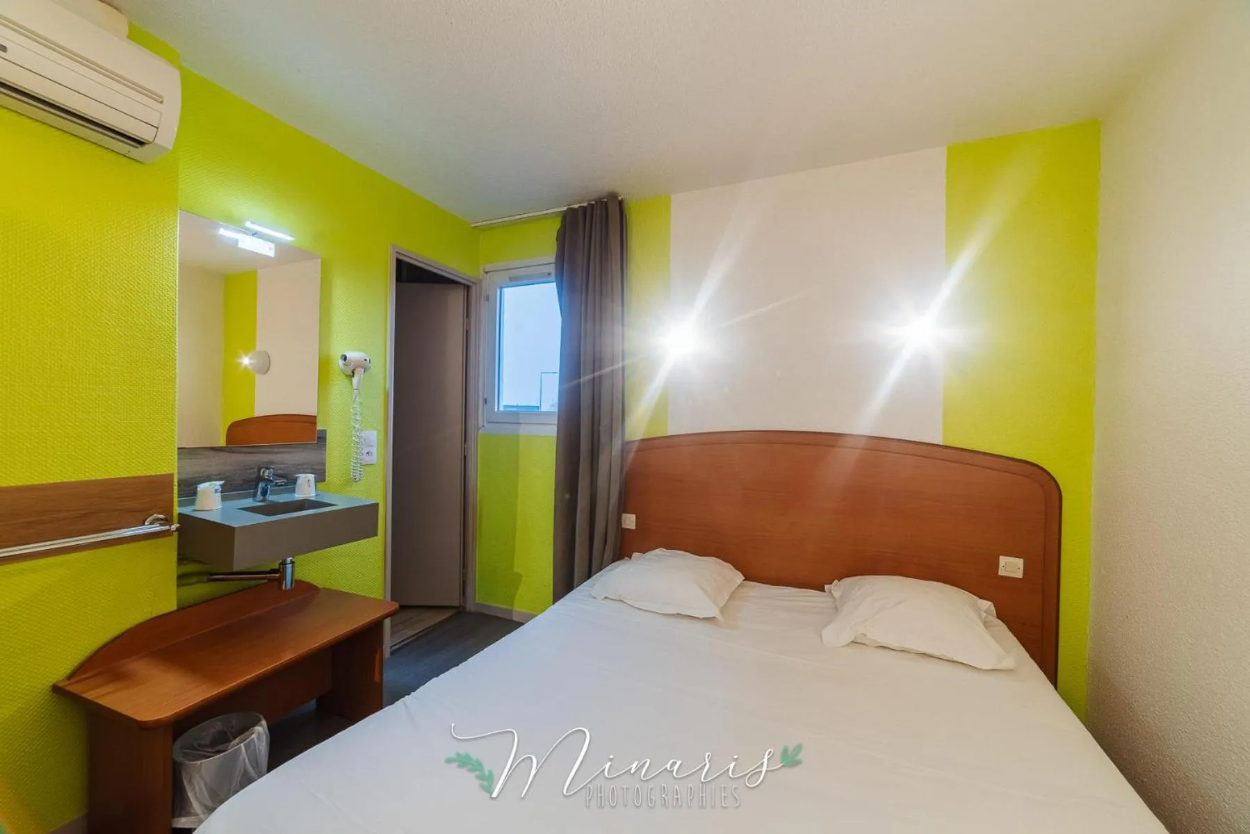 Photo of the whole room, Bed in B Hotel Troyes Aéroport