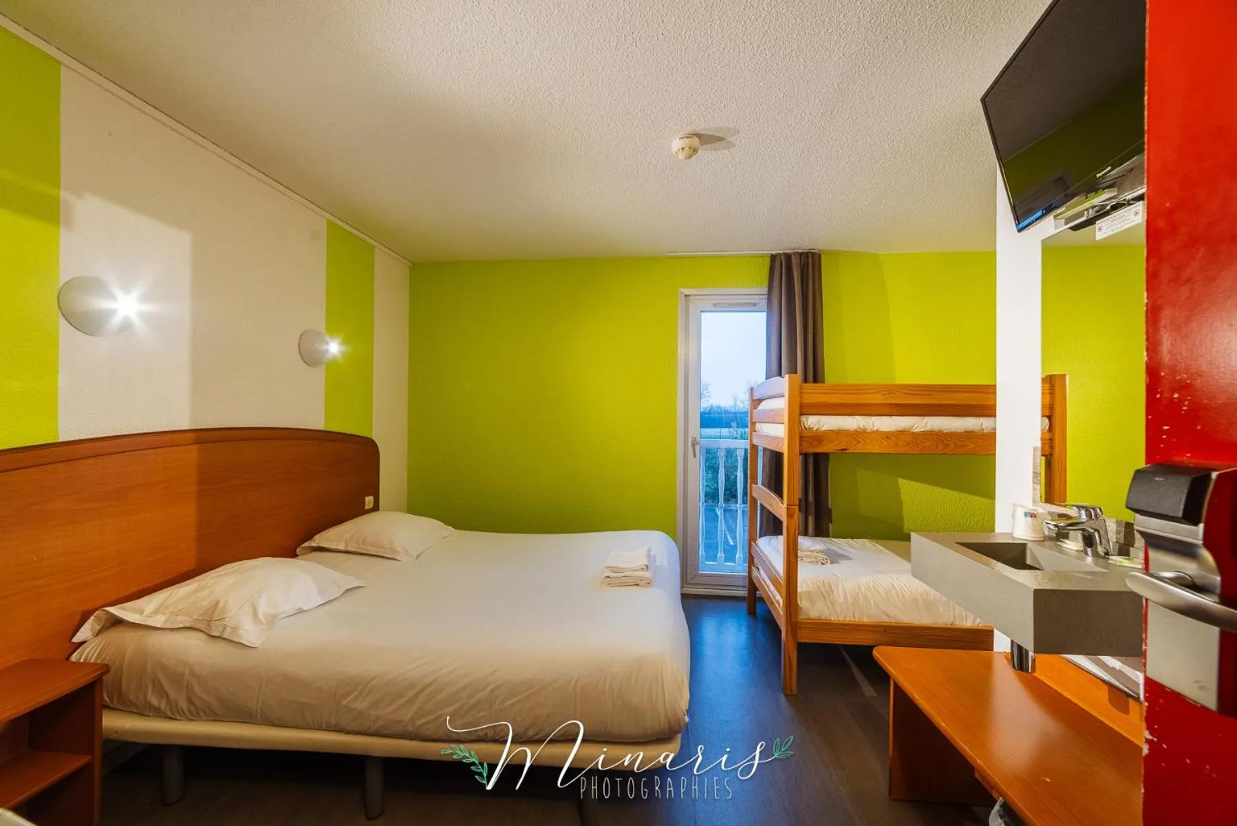 Photo of the whole room, Bed in B Hotel Troyes Aéroport