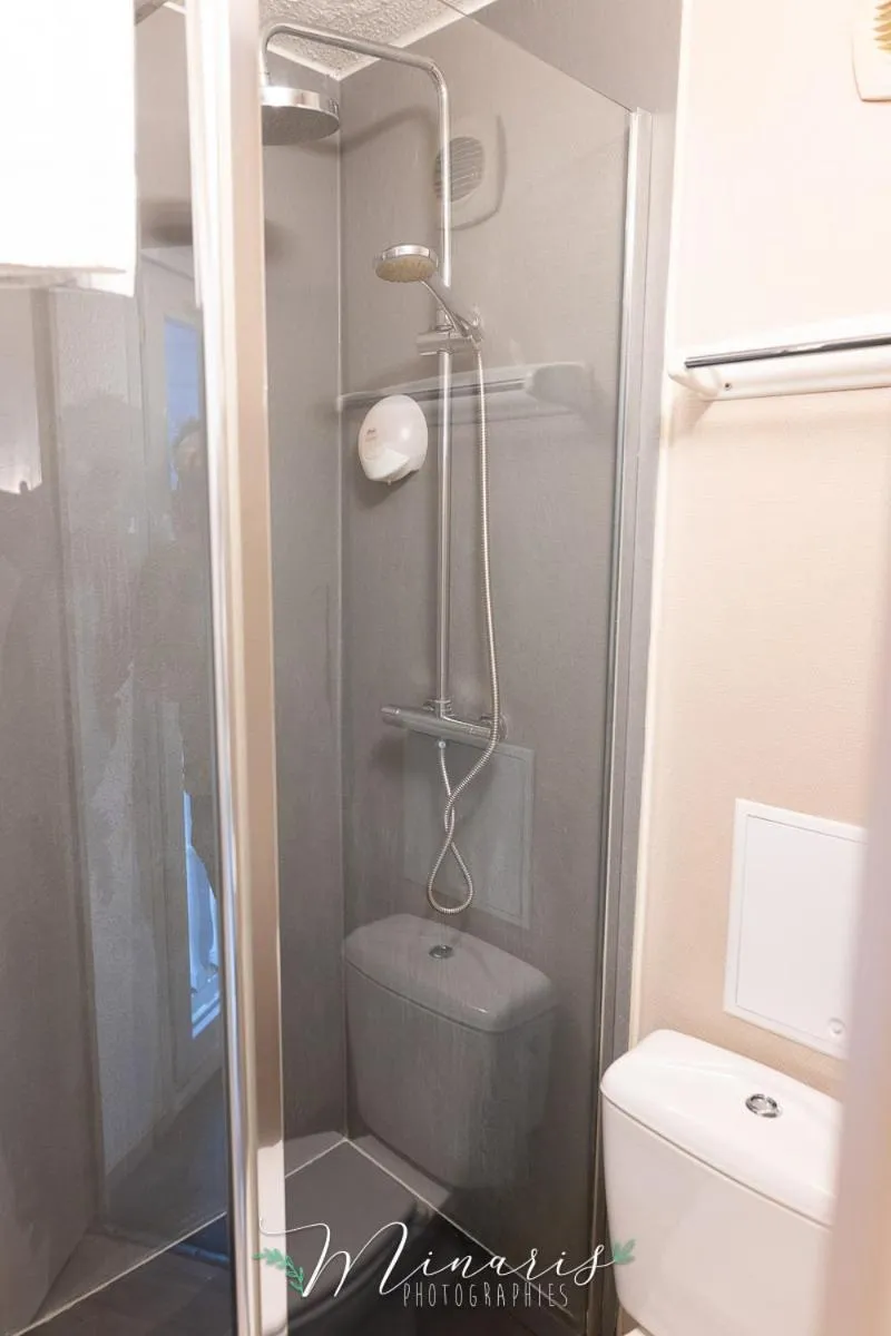 Shower in B Hotel Troyes Aéroport