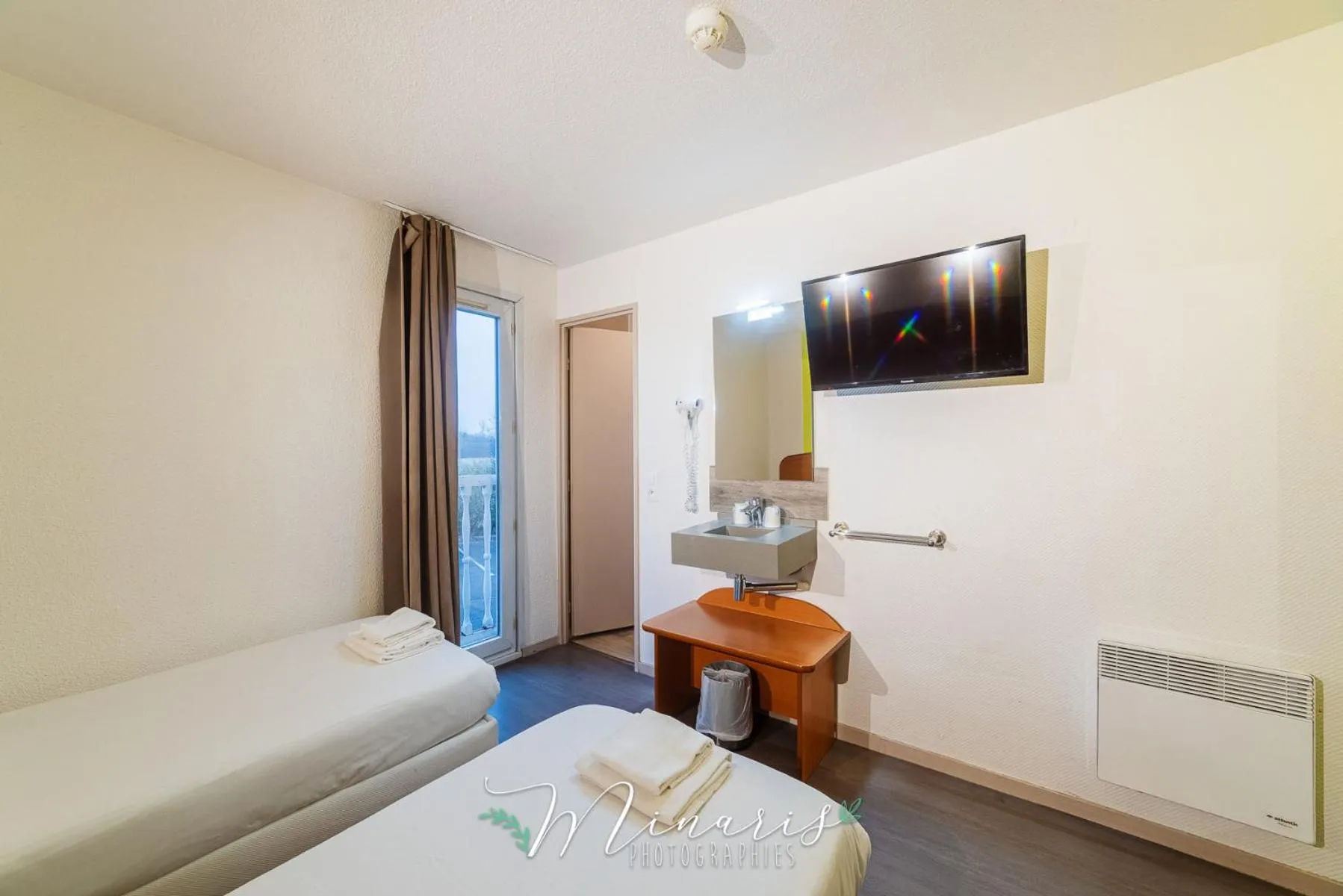 Photo of the whole room, Bed in B Hotel Troyes Aéroport