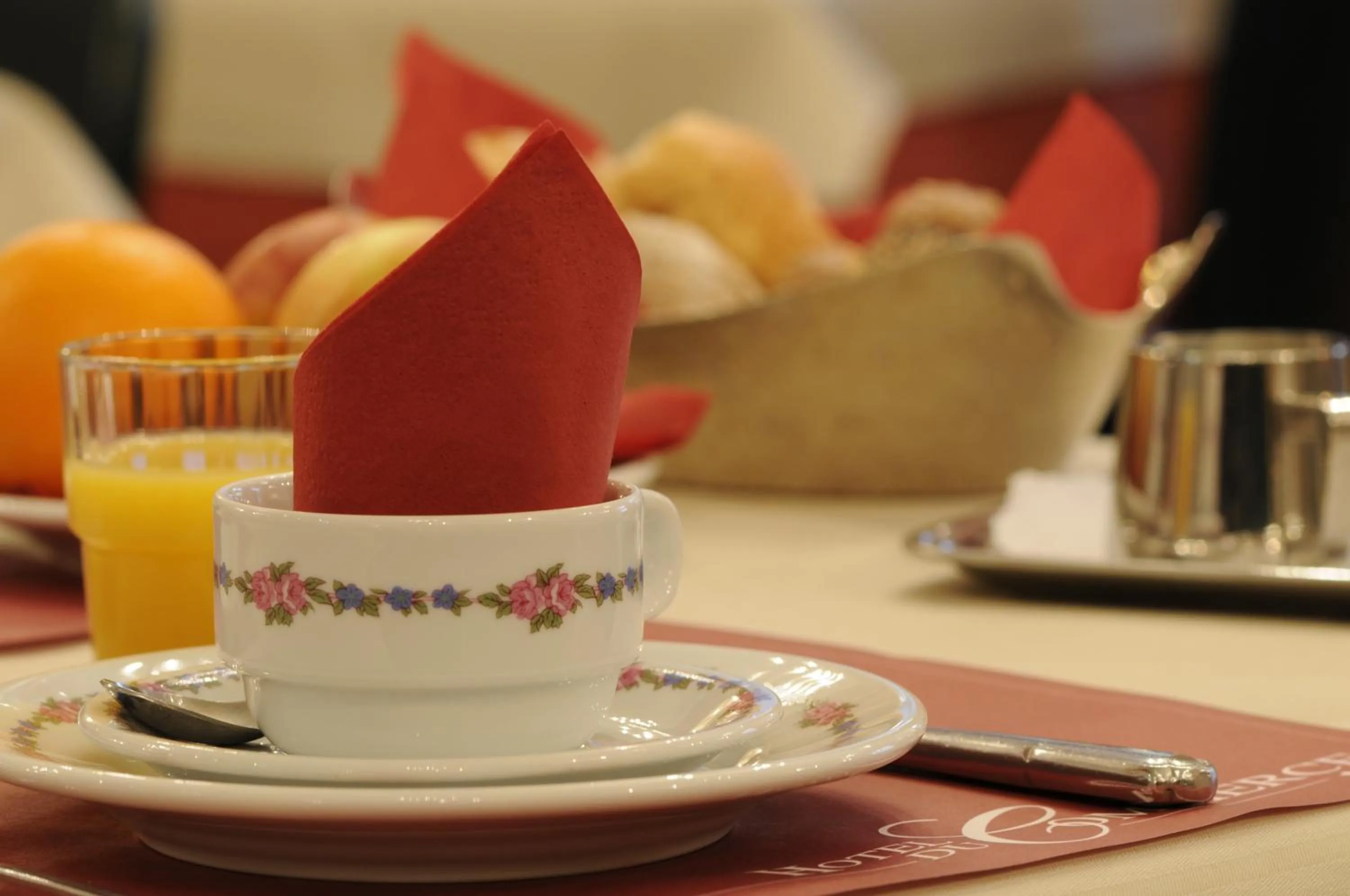 Restaurant/places to eat in Hotel Du Commerce