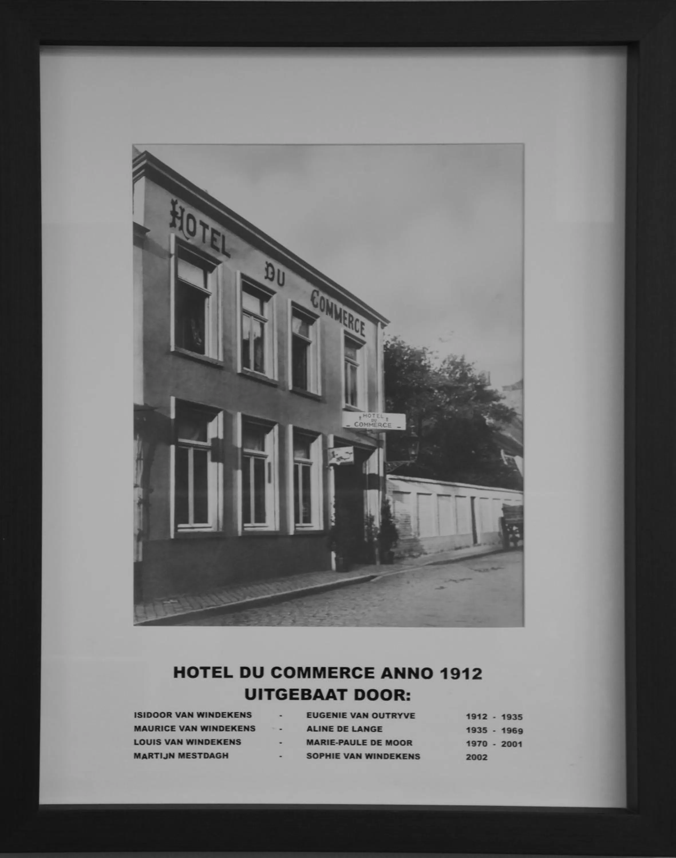 People in Hotel Du Commerce