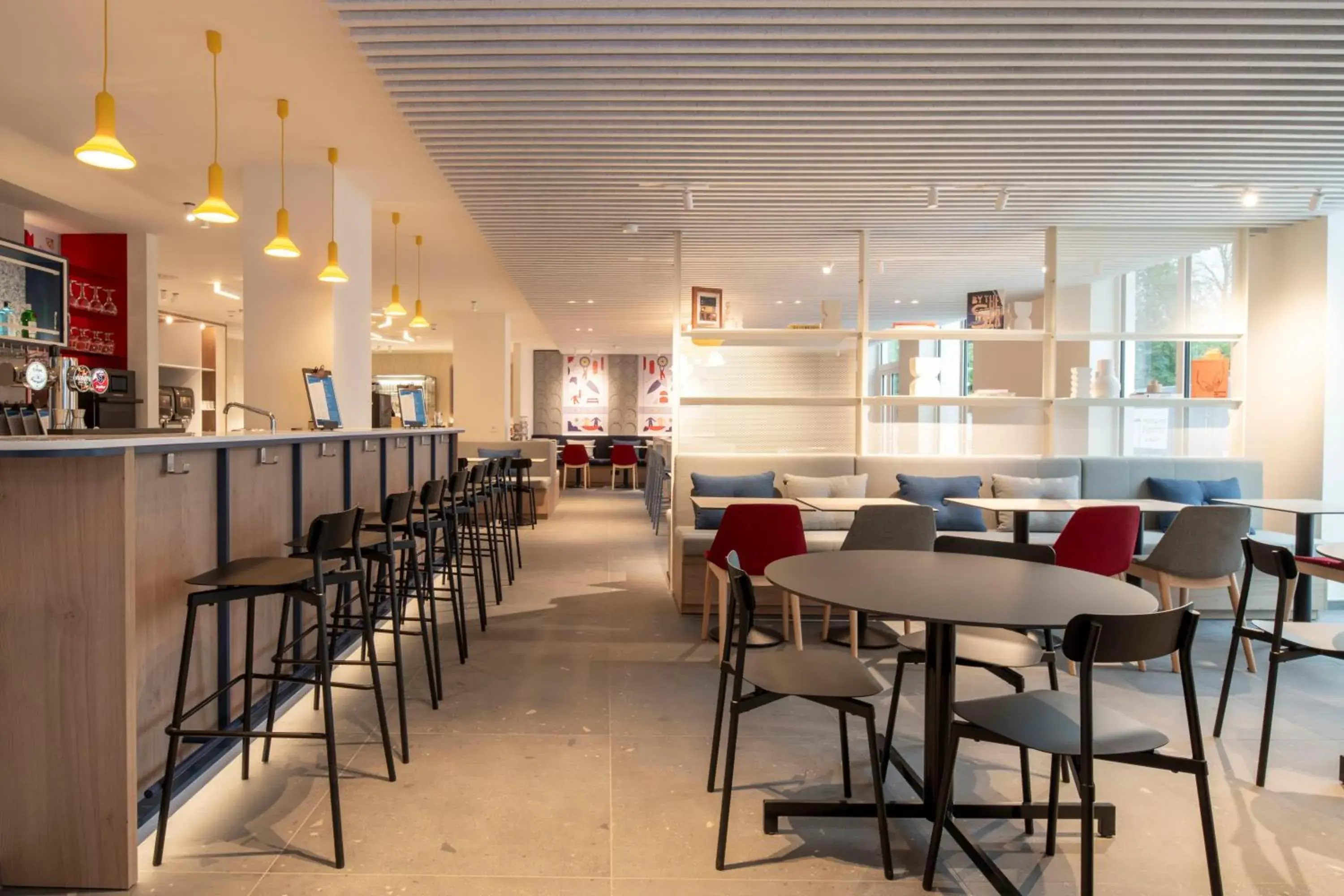 Lounge or bar in Holiday Inn Express & Suites Ghent by IHG Lounge or bar in Holiday Inn Express & Suites Ghent by IHG