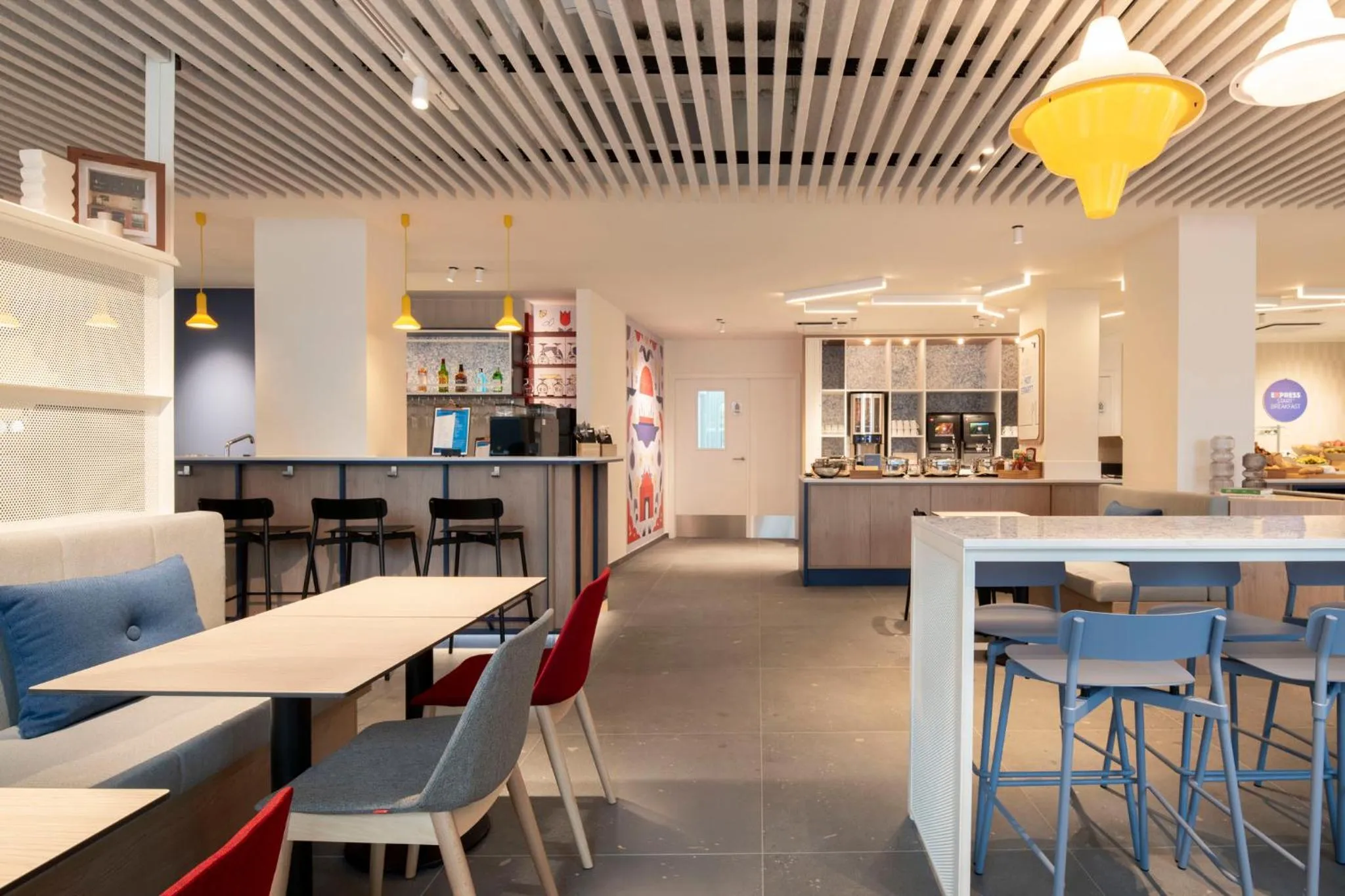 Lounge or bar in Holiday Inn Express & Suites Ghent by IHG
