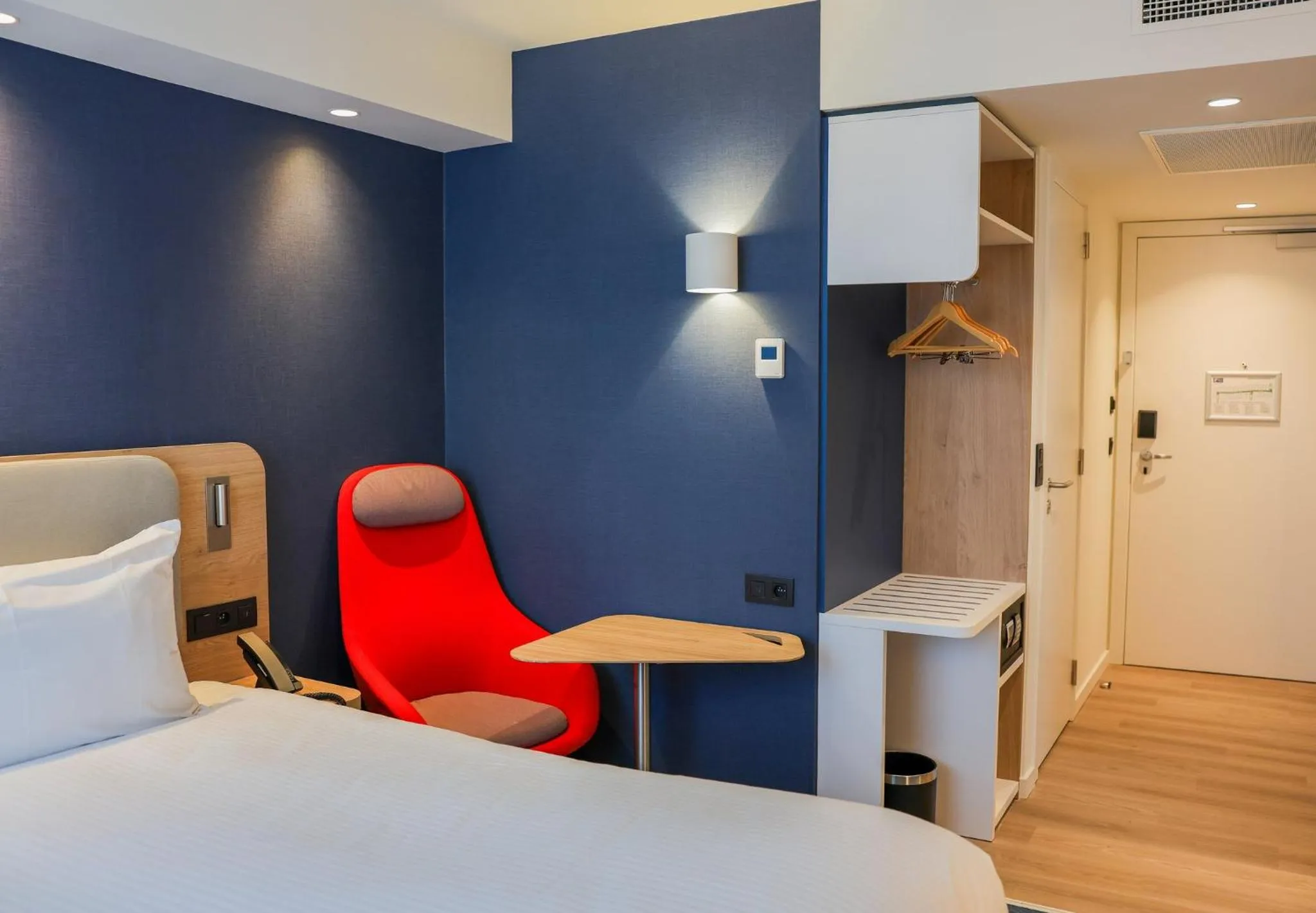 Photo of the whole room, Bed in Holiday Inn Express & Suites Ghent by IHG