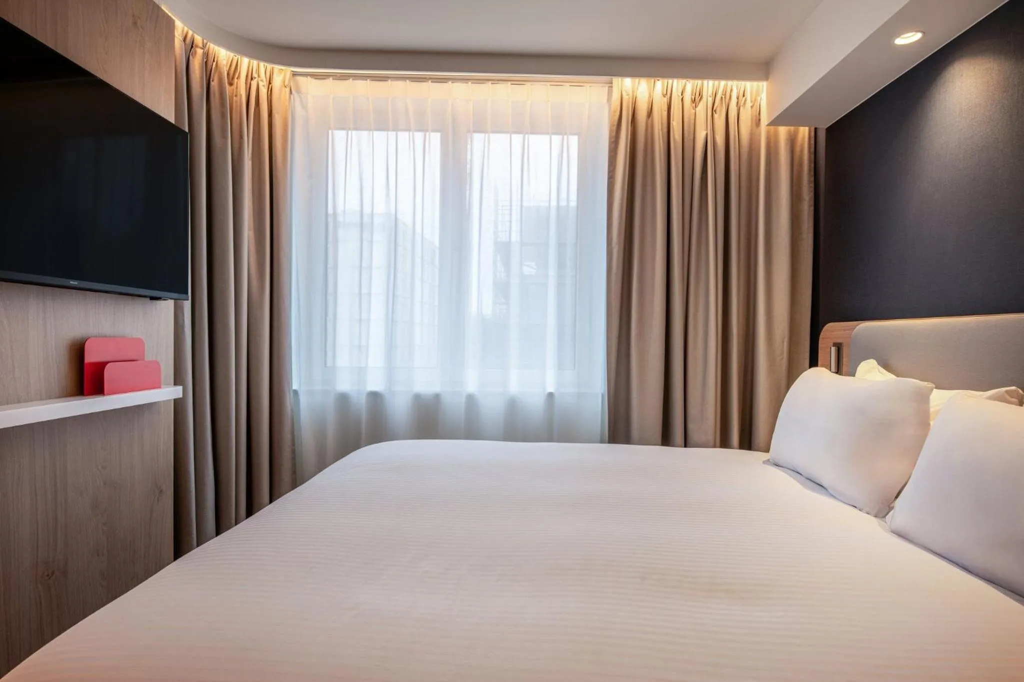 Photo of the whole room, Bed in Holiday Inn Express & Suites Ghent by IHG