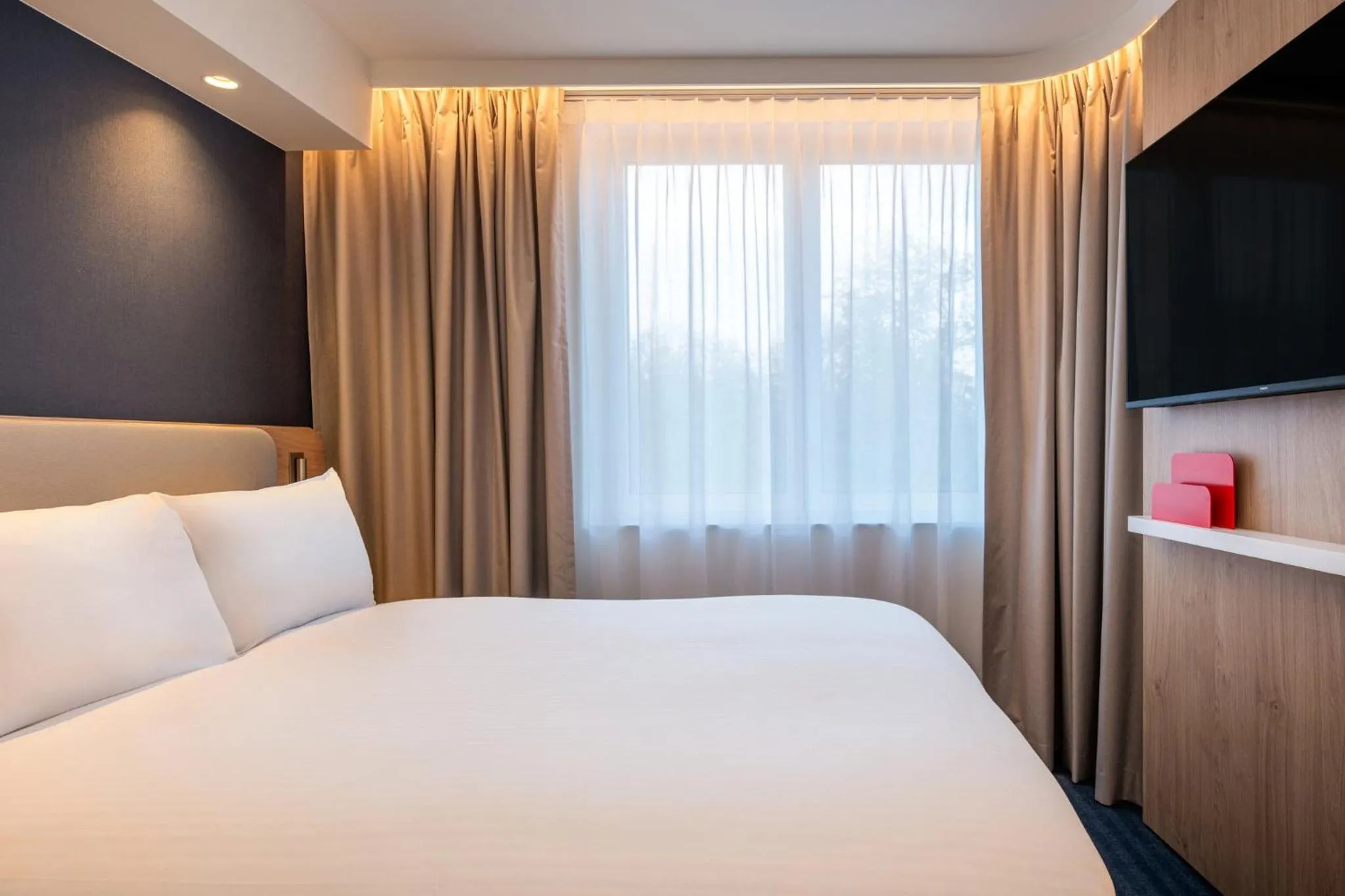 Photo of the whole room, Bed in Holiday Inn Express & Suites Ghent by IHG