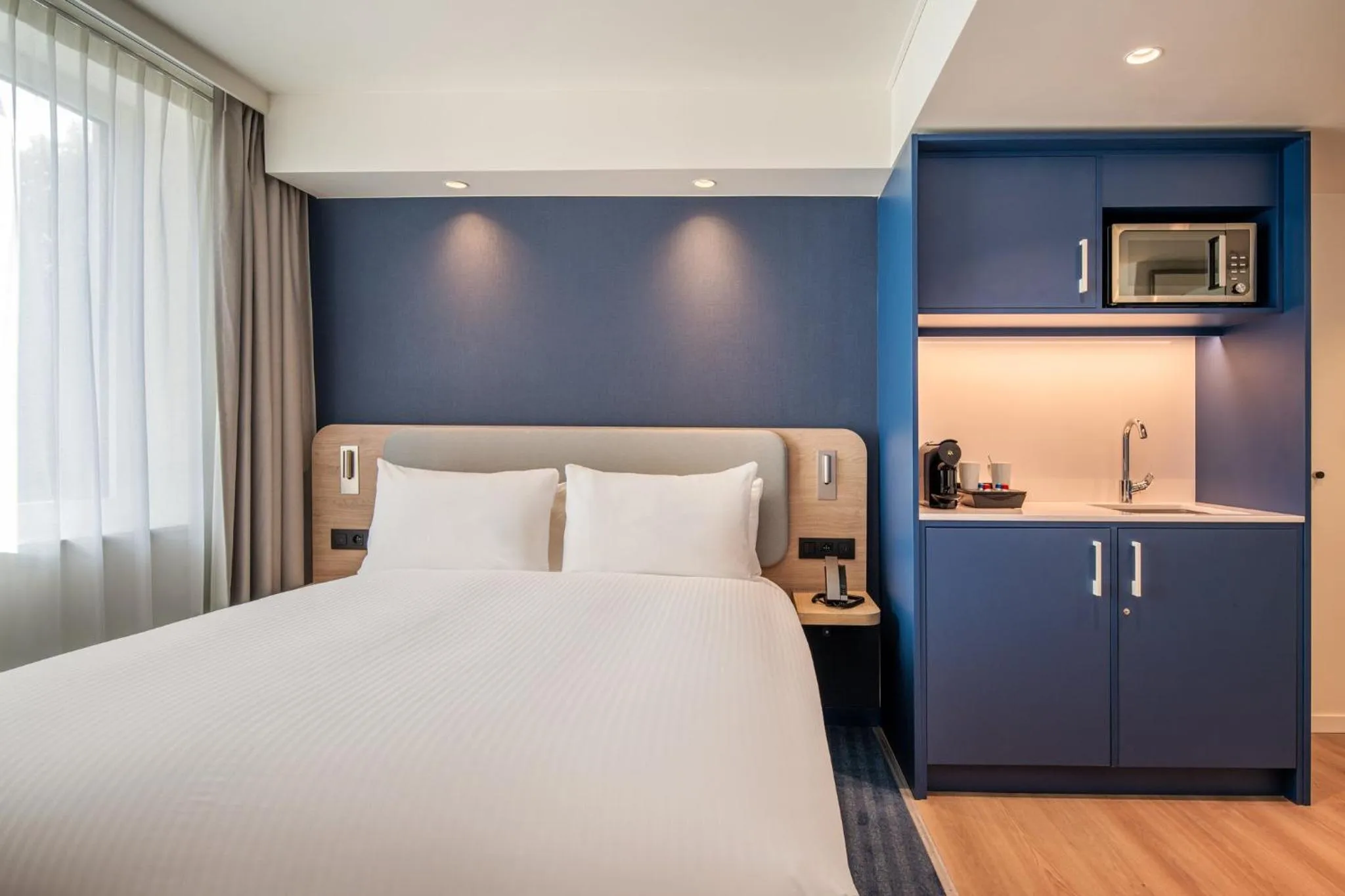 Photo of the whole room, Bed in Holiday Inn Express & Suites Ghent by IHG