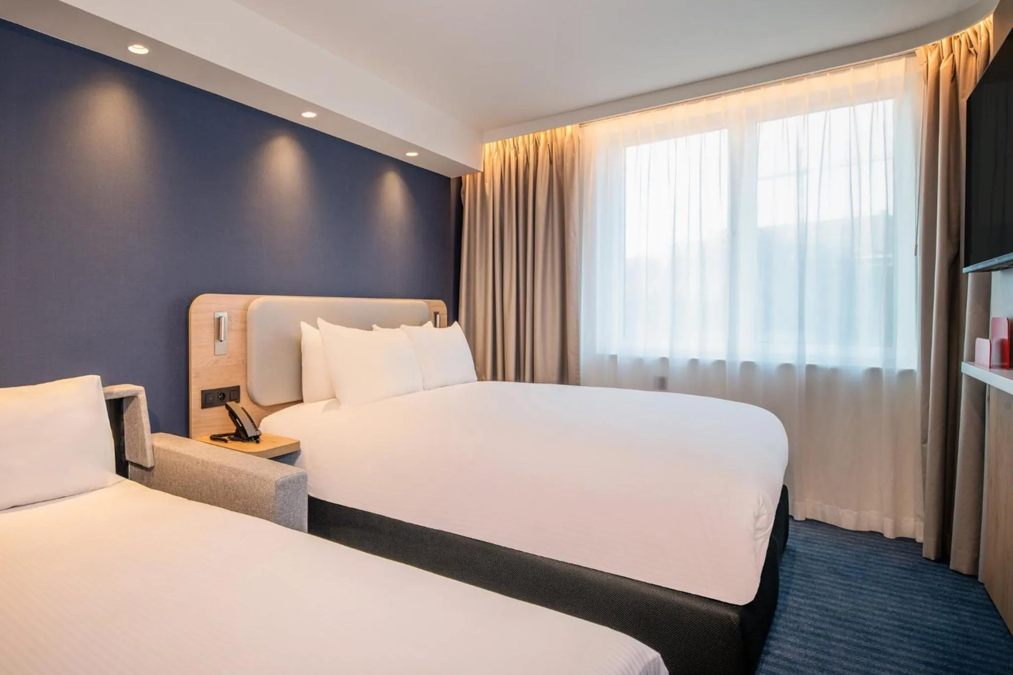 Photo of the whole room, Bed in Holiday Inn Express & Suites Ghent by IHG