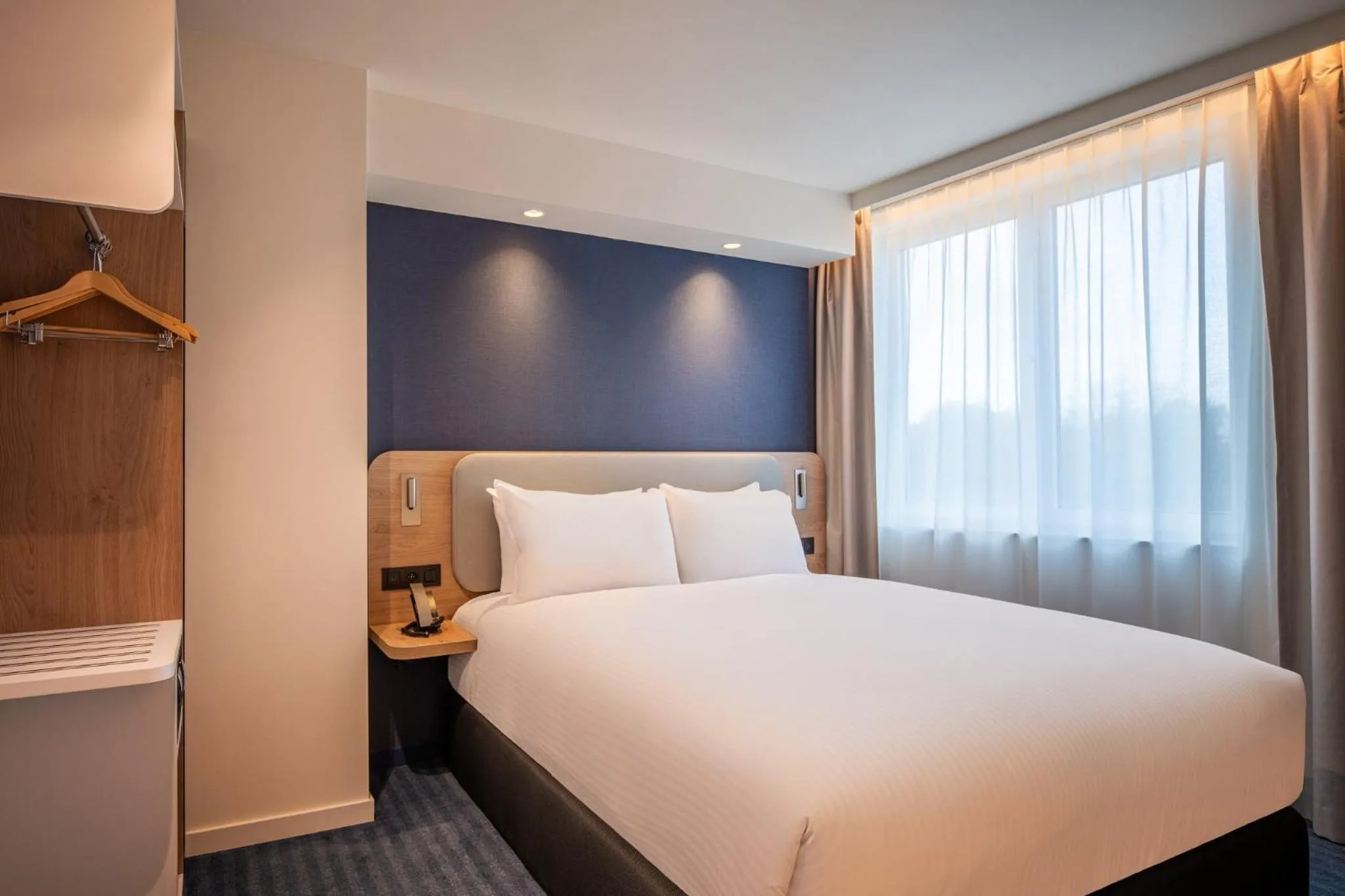 Photo of the whole room, Bed in Holiday Inn Express & Suites Ghent by IHG