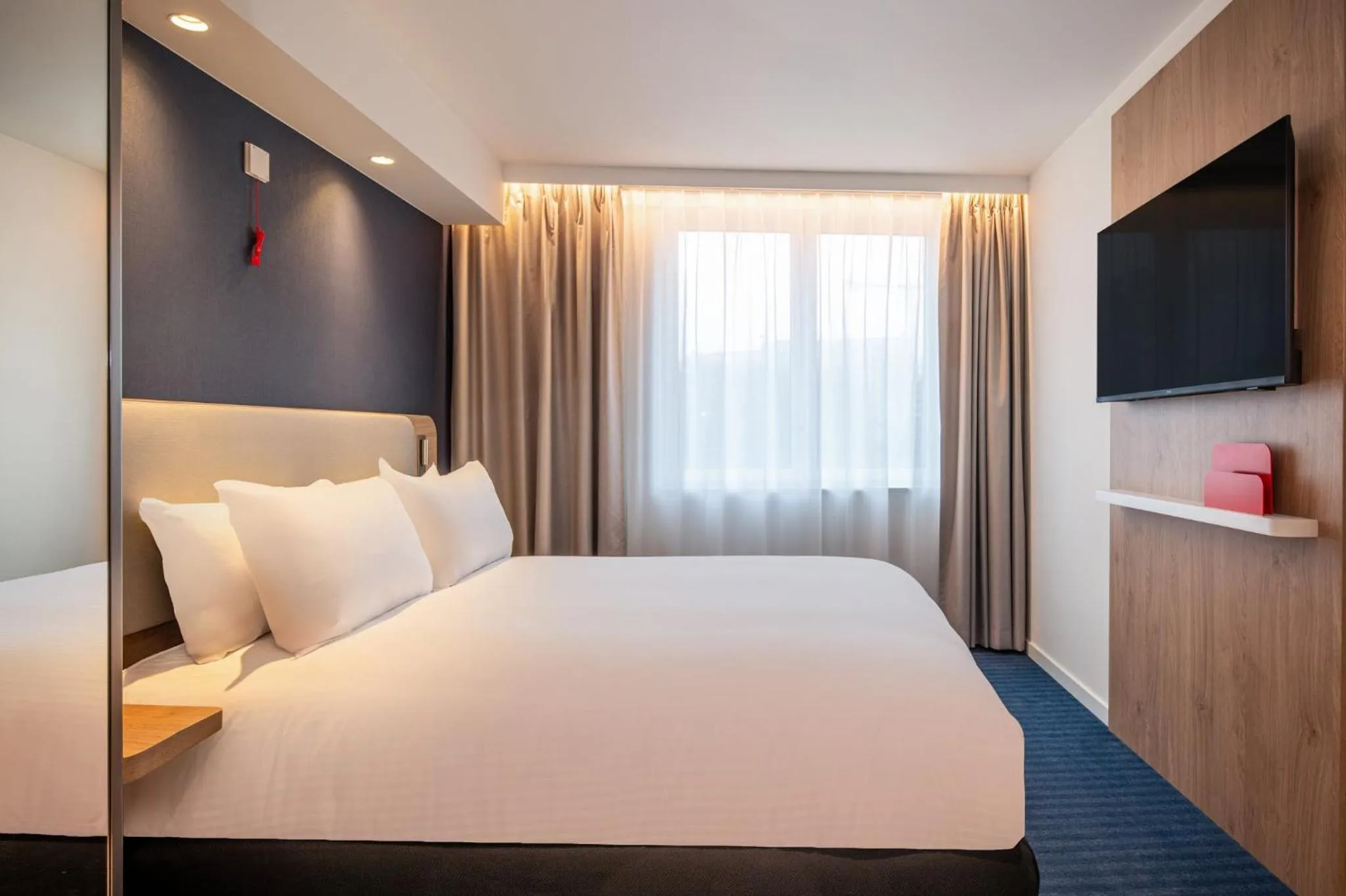 Photo of the whole room, Bed in Holiday Inn Express & Suites Ghent by IHG