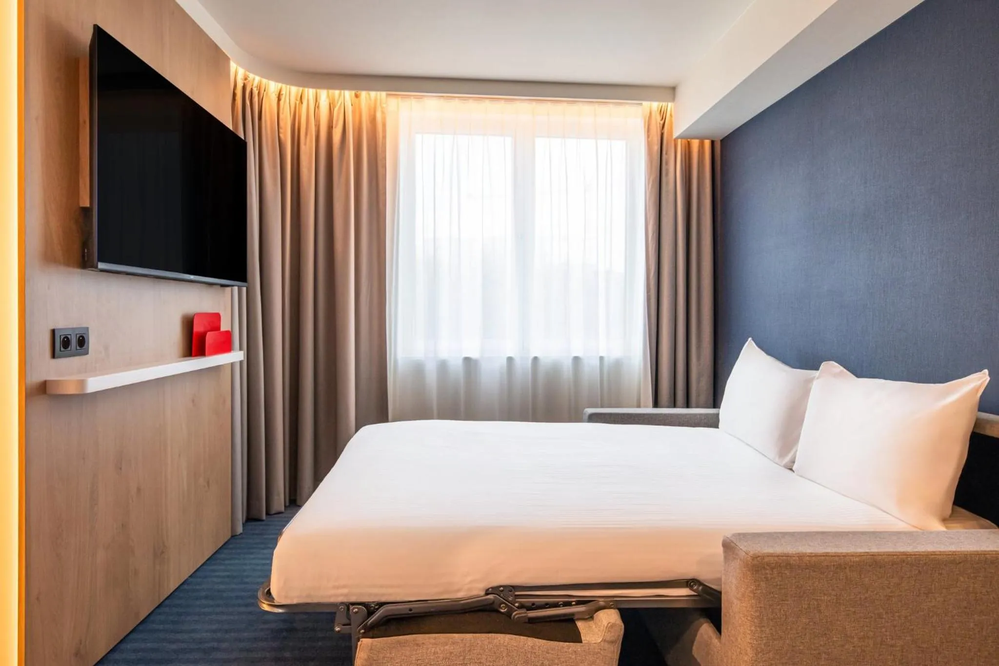 Photo of the whole room, Bed in Holiday Inn Express & Suites Ghent by IHG