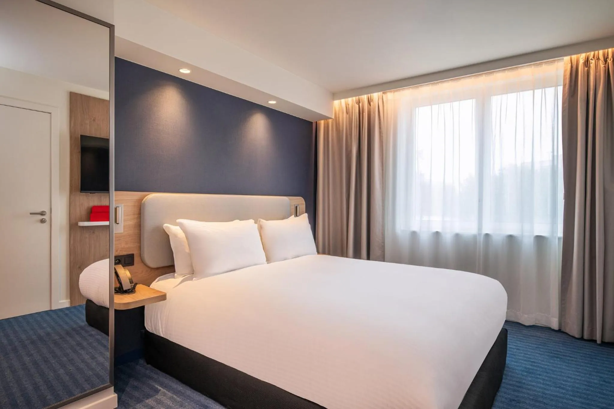 Photo of the whole room, Bed in Holiday Inn Express & Suites Ghent by IHG