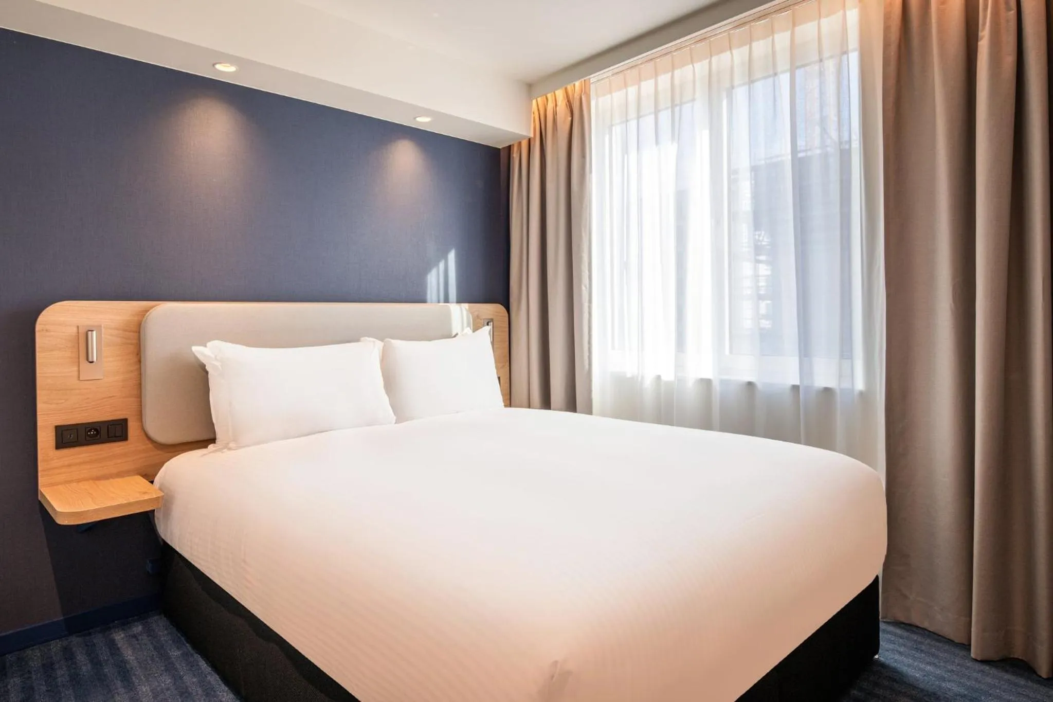 Photo of the whole room, Bed in Holiday Inn Express & Suites Ghent by IHG