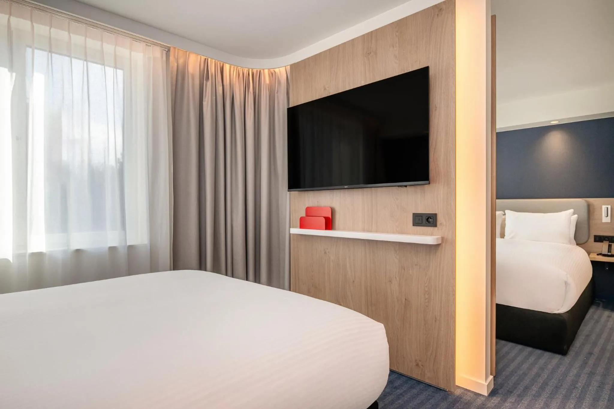 Photo of the whole room, Bed in Holiday Inn Express & Suites Ghent by IHG