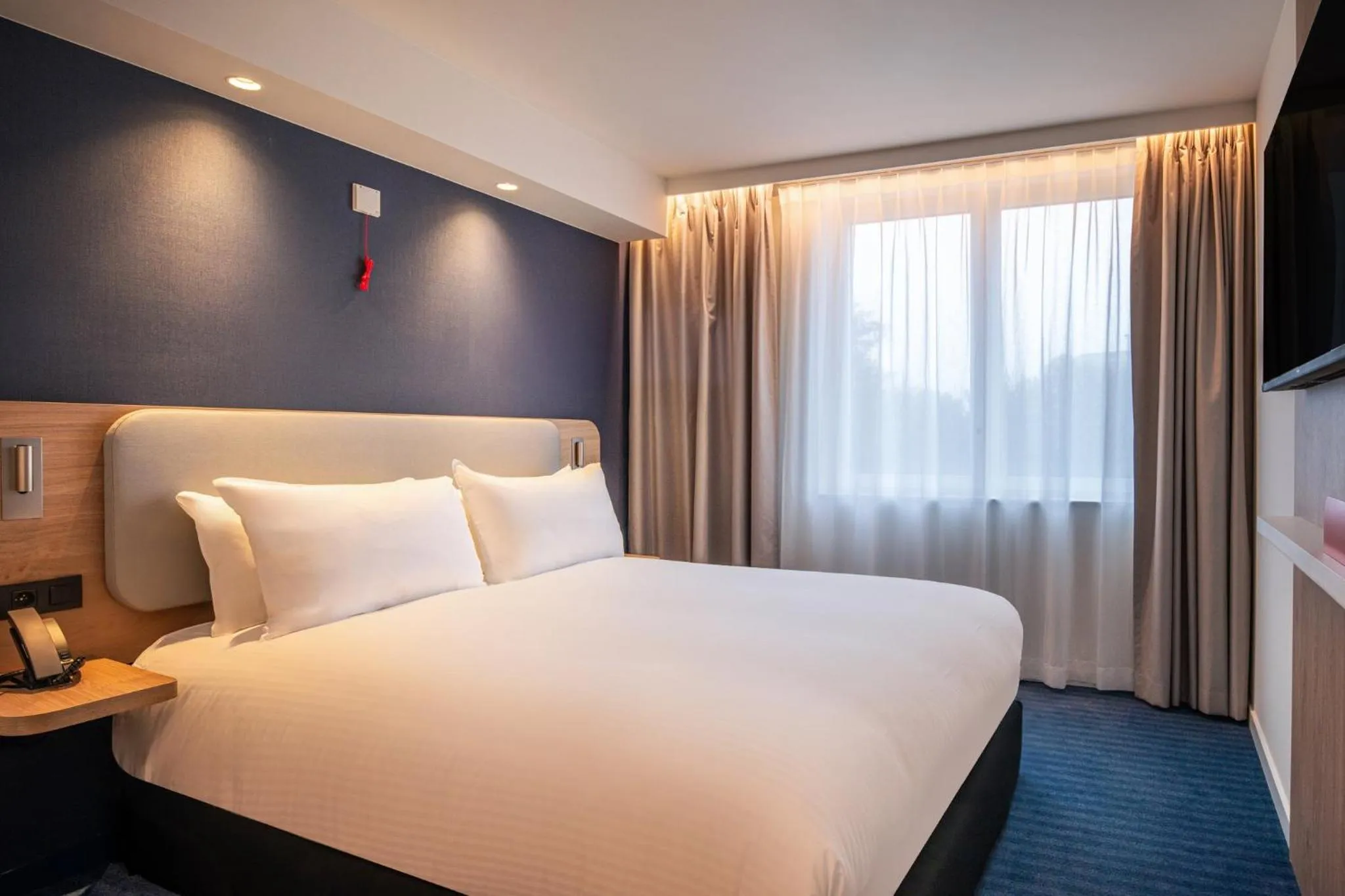 Photo of the whole room, Bed in Holiday Inn Express & Suites Ghent by IHG