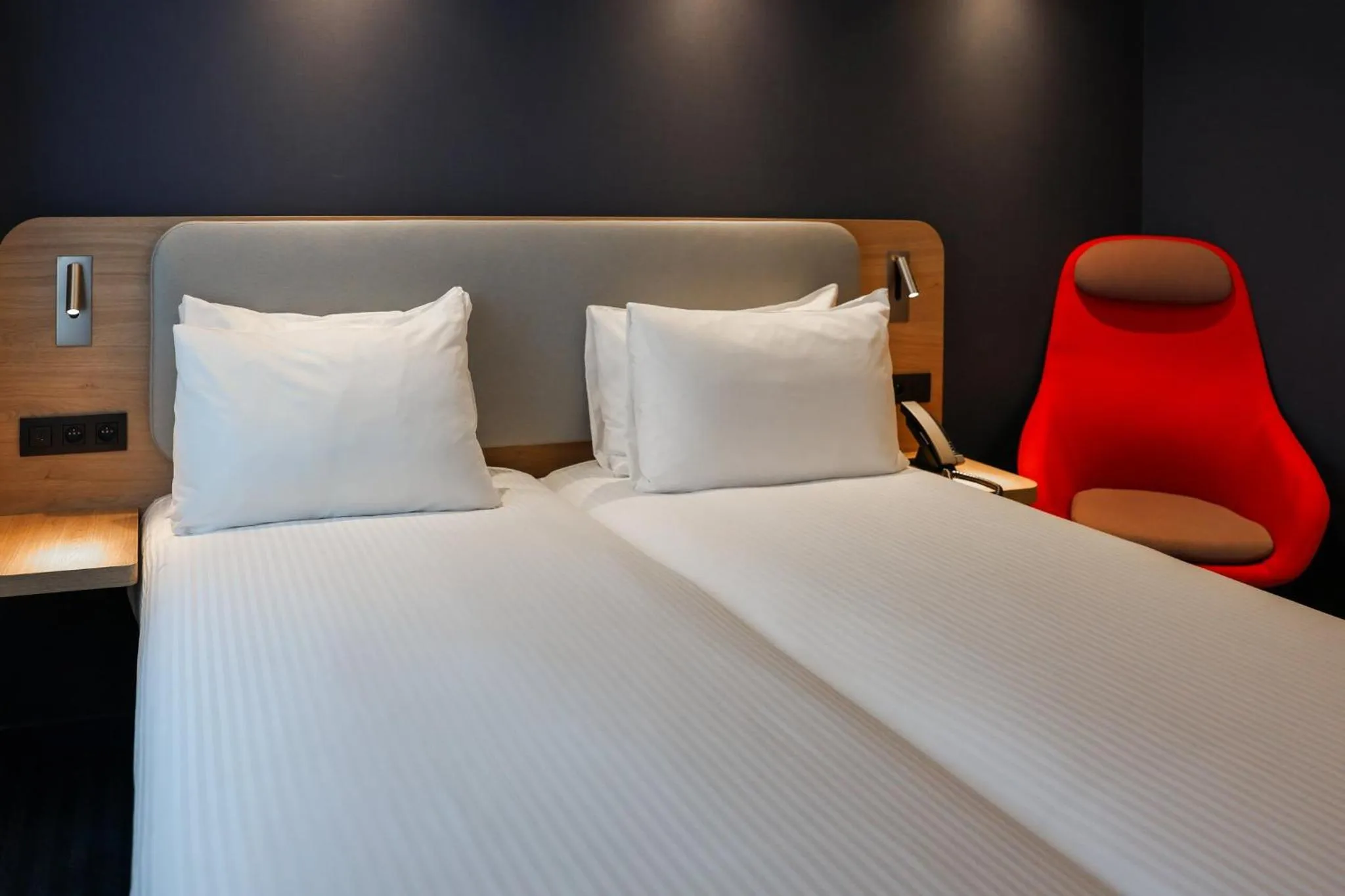 Photo of the whole room, Bed in Holiday Inn Express & Suites Ghent by IHG