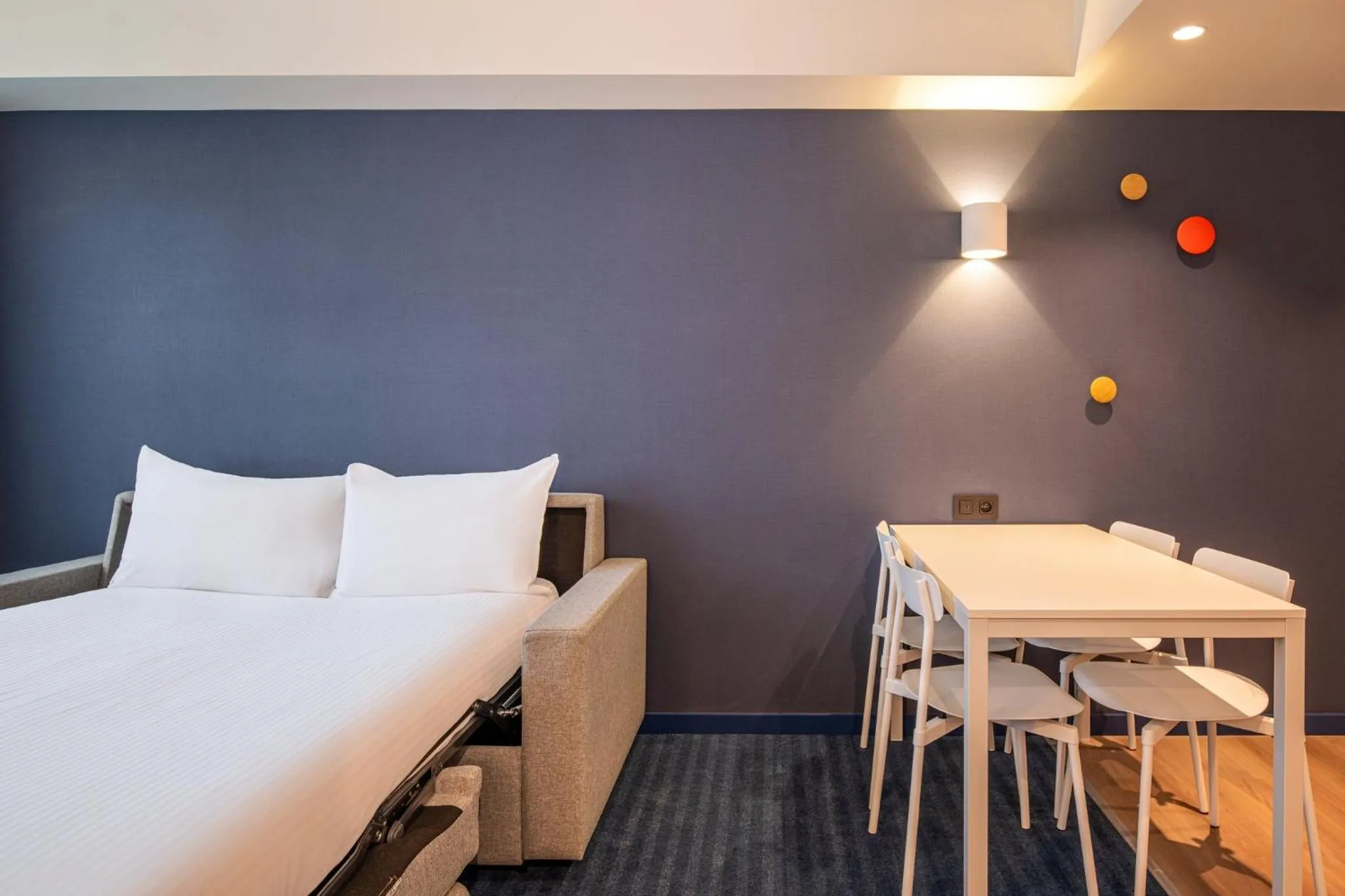 Photo of the whole room, Bed in Holiday Inn Express & Suites Ghent by IHG