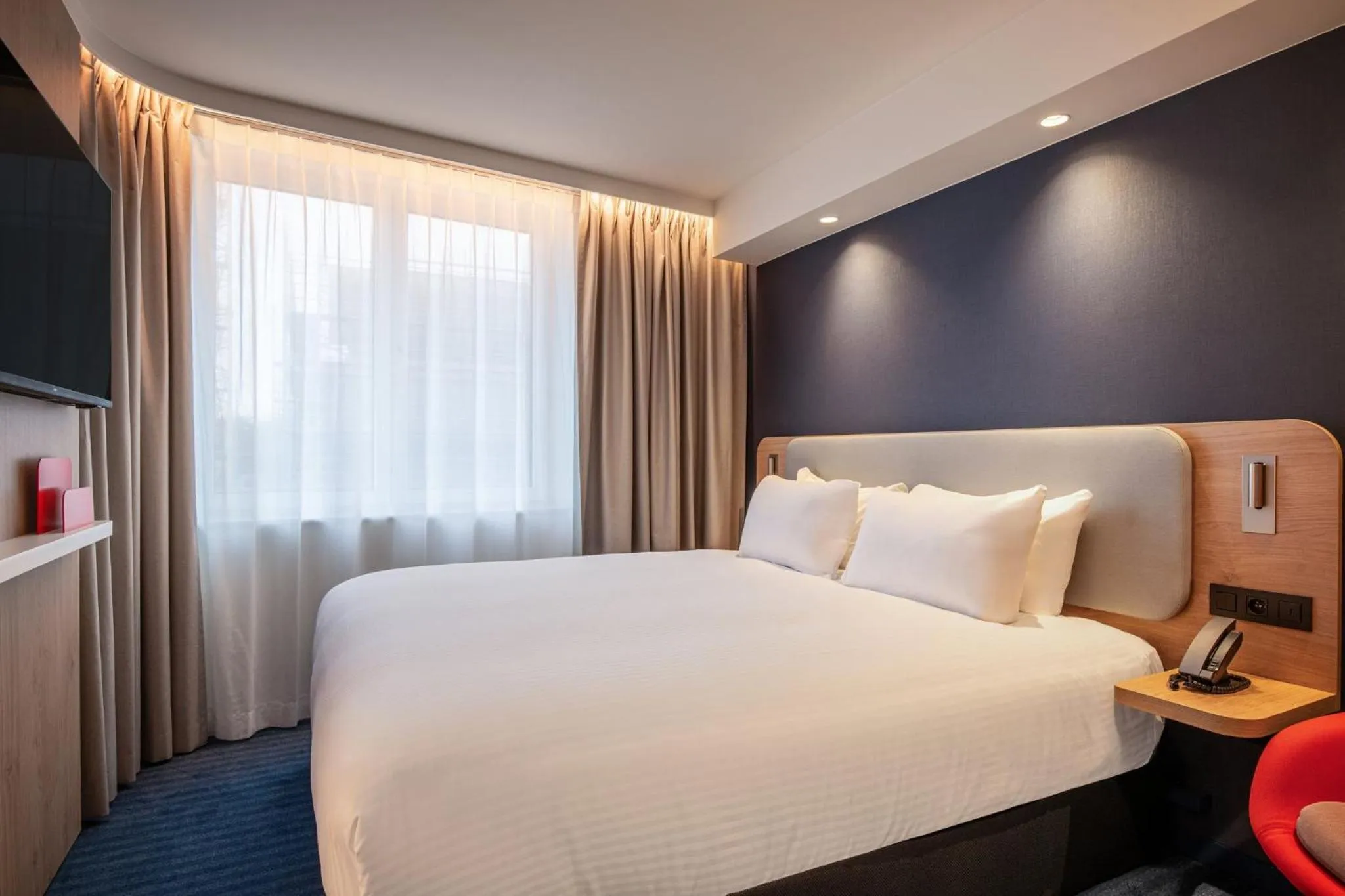 Photo of the whole room, Bed in Holiday Inn Express & Suites Ghent by IHG