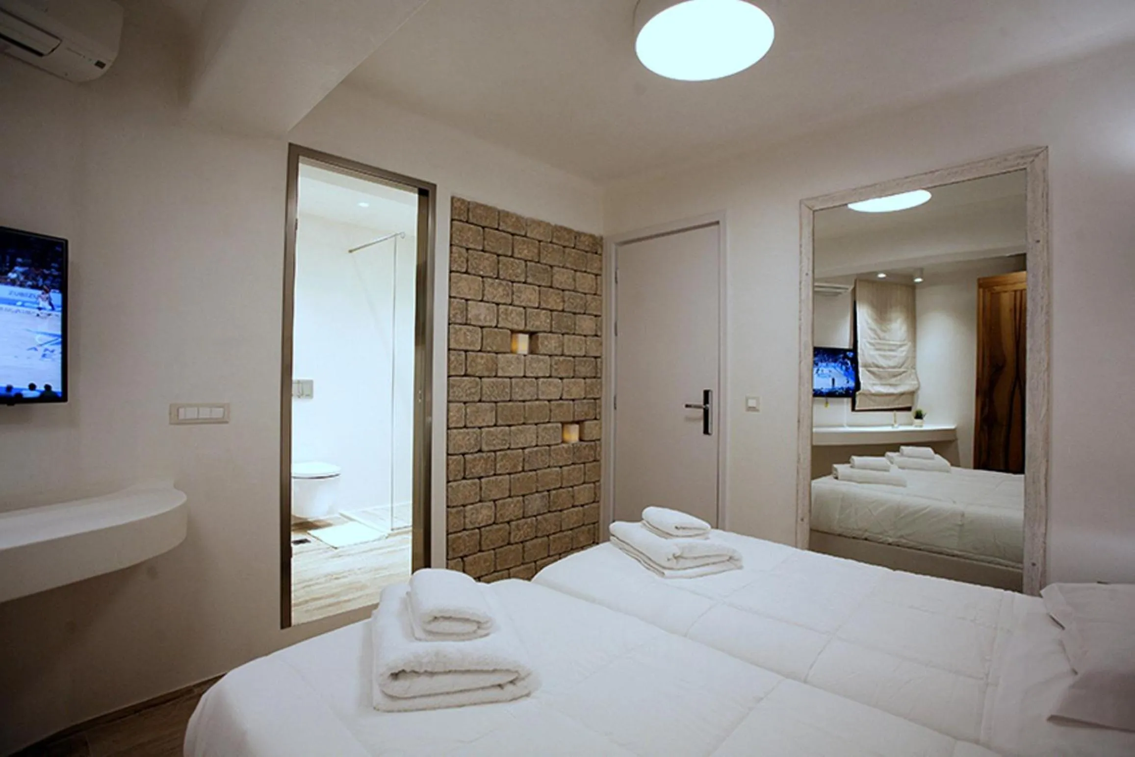 Photo of the whole room, Bed in Anagram Hotel