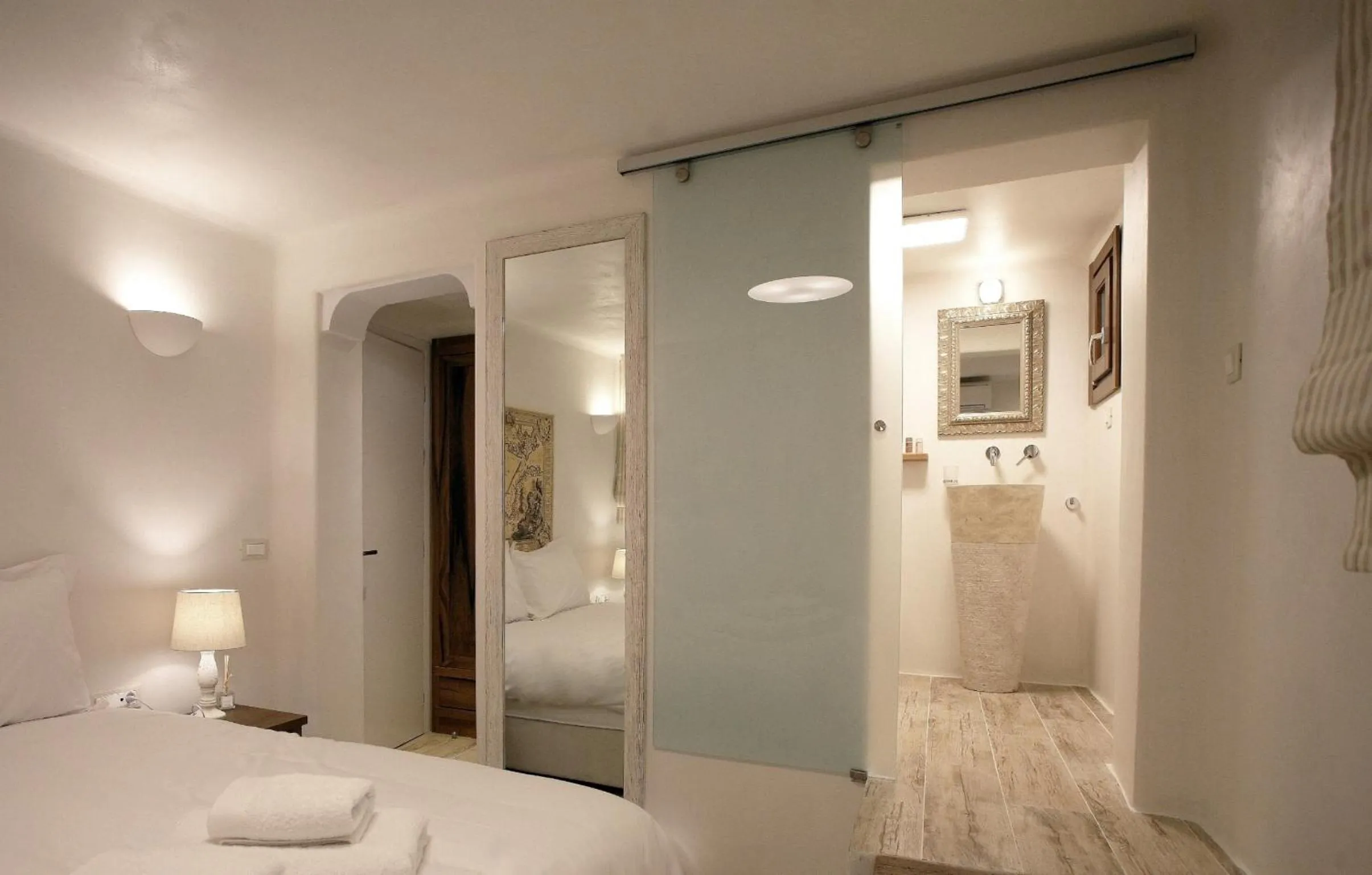 Shower, Bed in Anagram Hotel