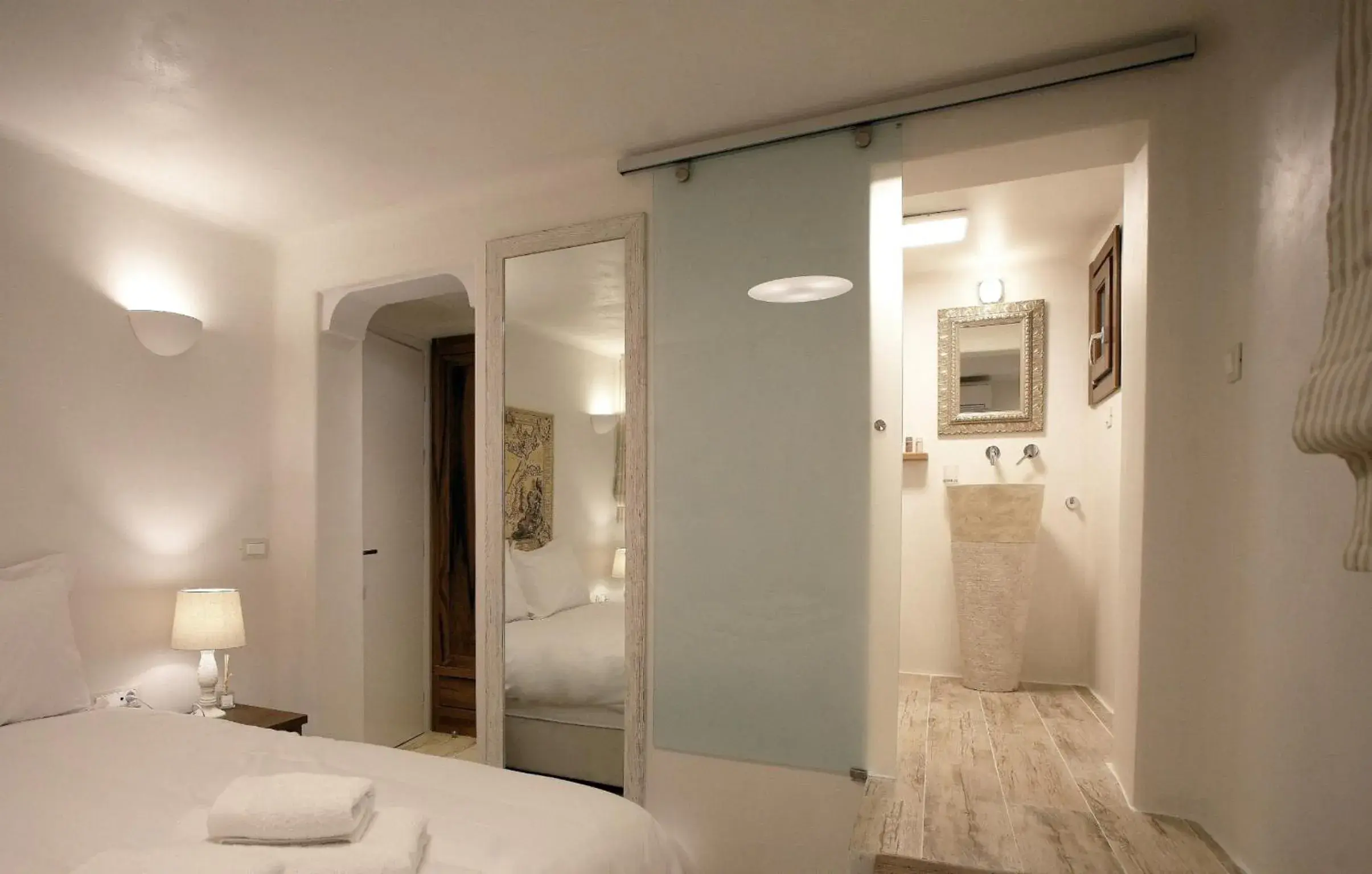 Shower, Bed in Anagram Hotel Shower, Bed in Anagram Hotel