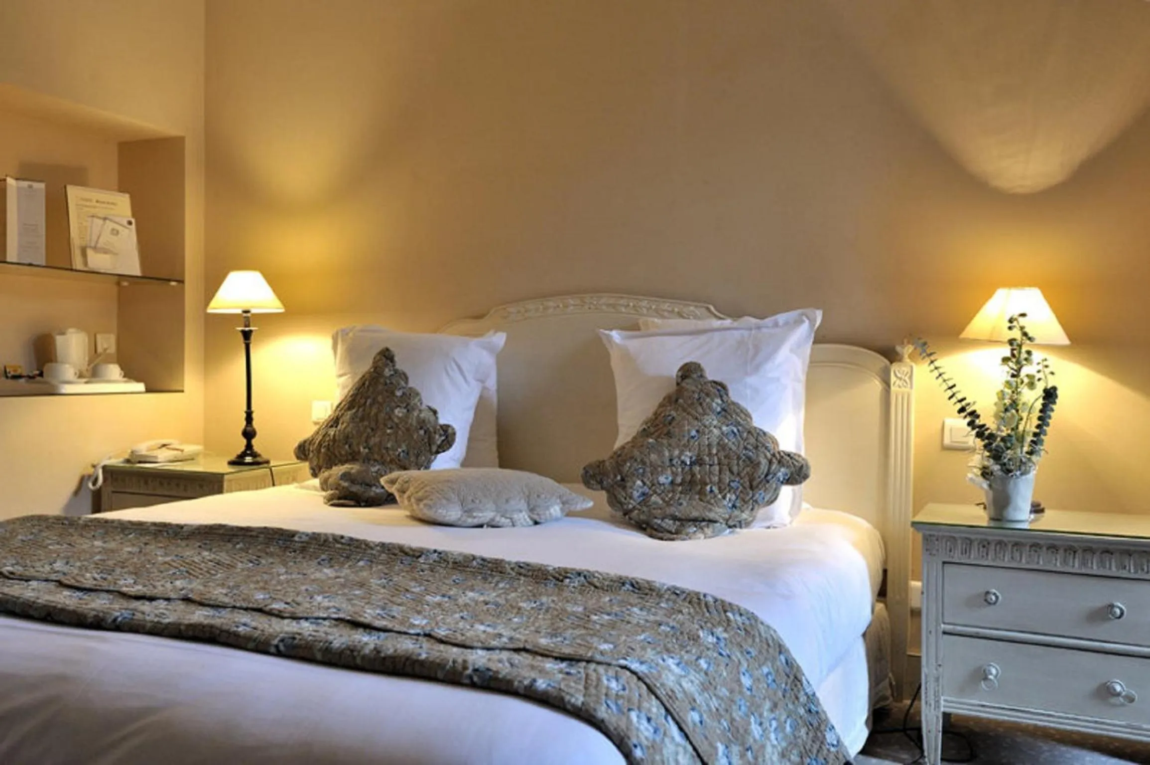 Bed in Hôtel Le Donjon - Cœur de La Cité Médiévale