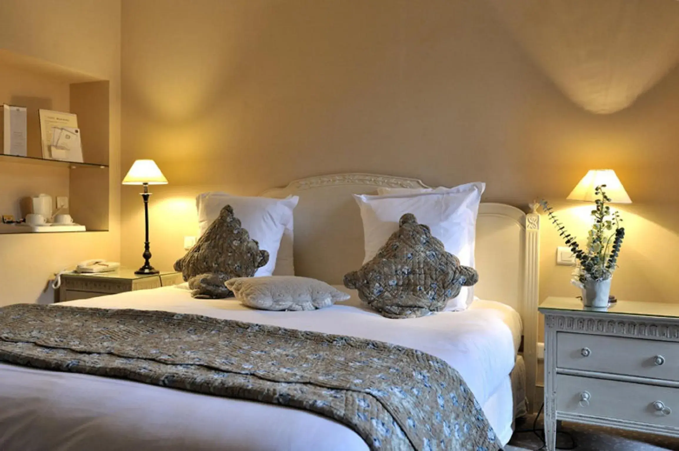 Bed in Hôtel Le Donjon - Cœur de La Cité Médiévale Bed in Hôtel Le Donjon - Cœur de La Cité Médiévale