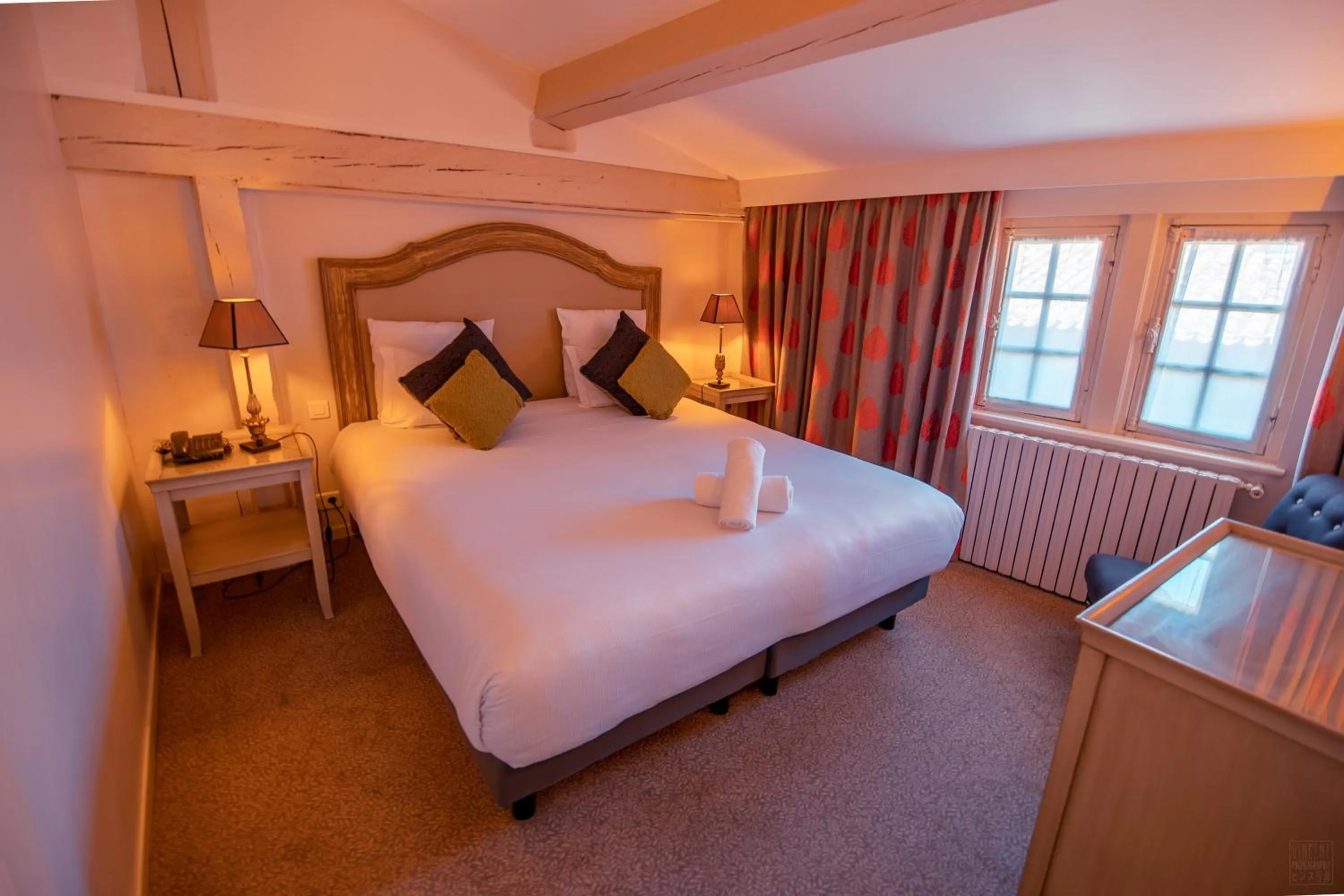Bedroom, Bed in Hôtel Le Donjon - Cœur de La Cité Médiévale