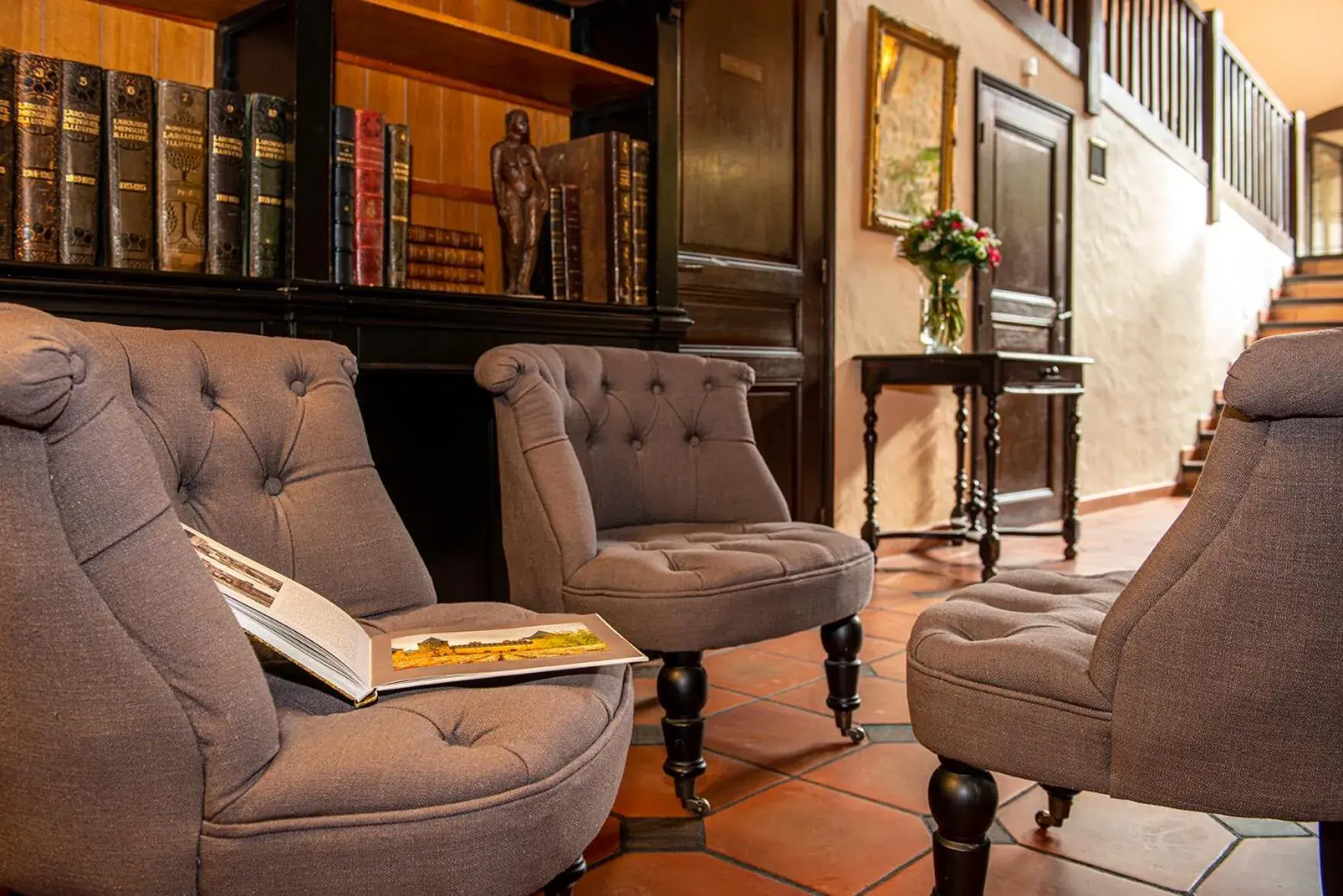 Lounge or bar in Hôtel Le Donjon - Cœur de La Cité Médiévale Lounge or bar in Hôtel Le Donjon - Cœur de La Cité Médiévale