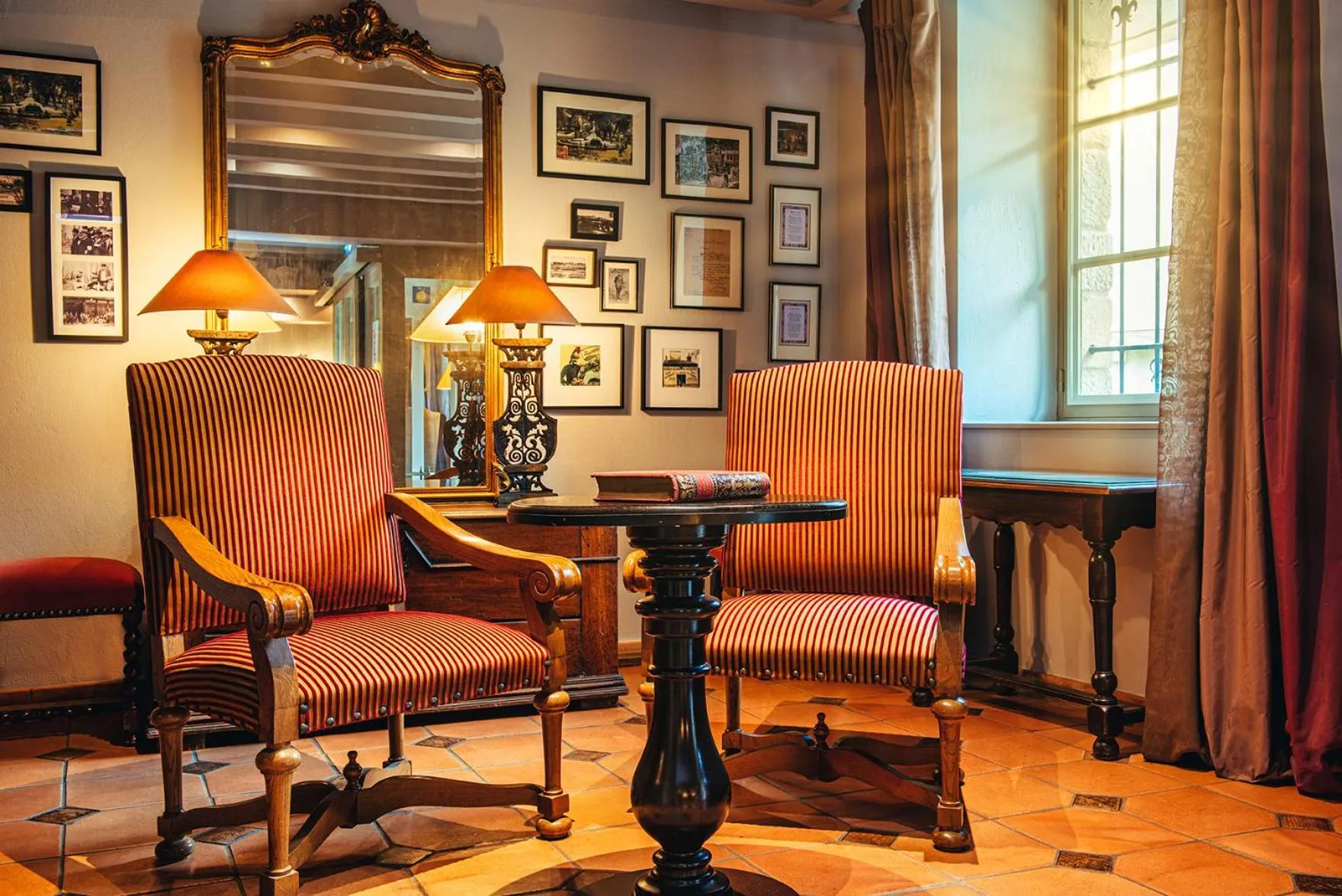 Seating area in Hôtel Le Donjon - Cœur de La Cité Médiévale