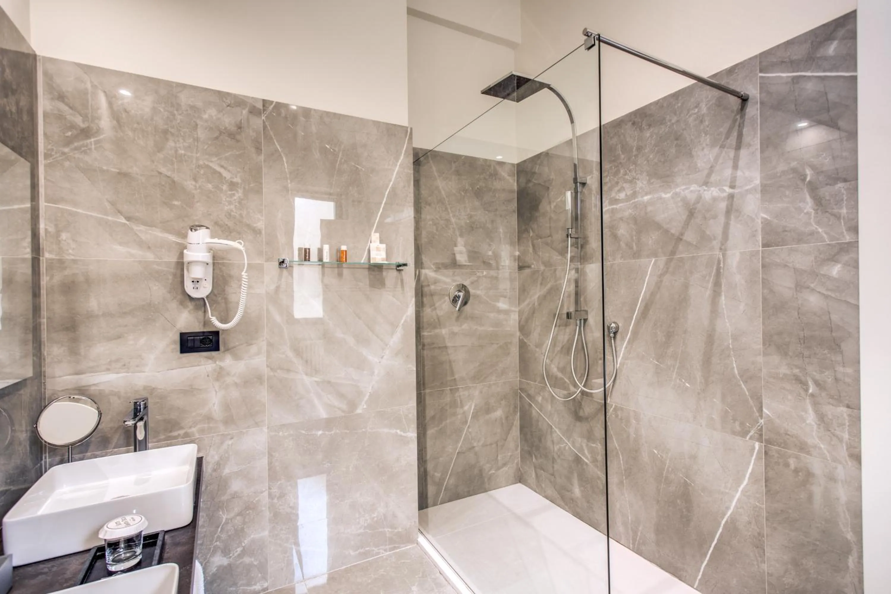 Shower in Suite Santa Tecla