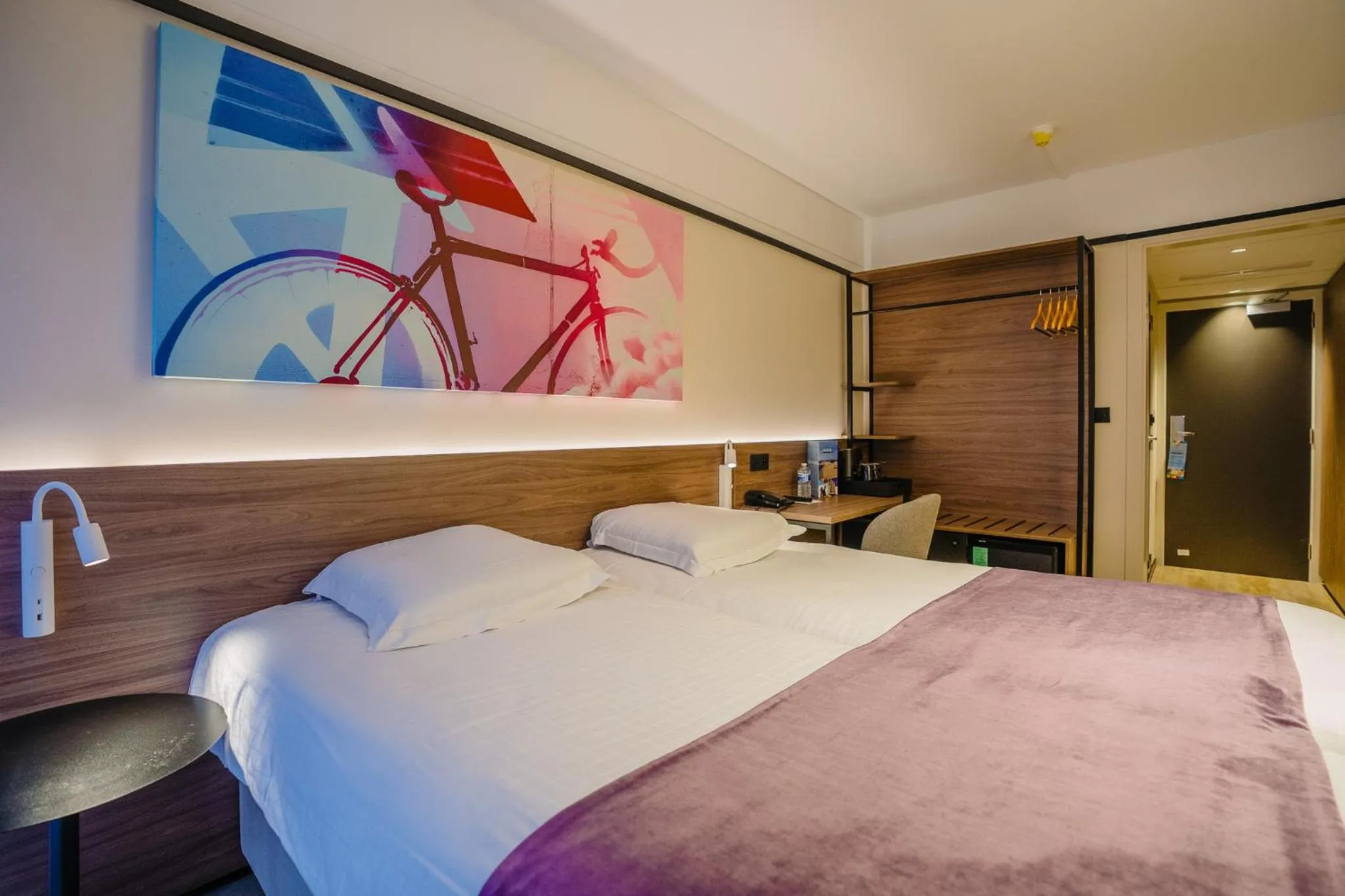 Photo of the whole room, Bed in Ostend Hotel