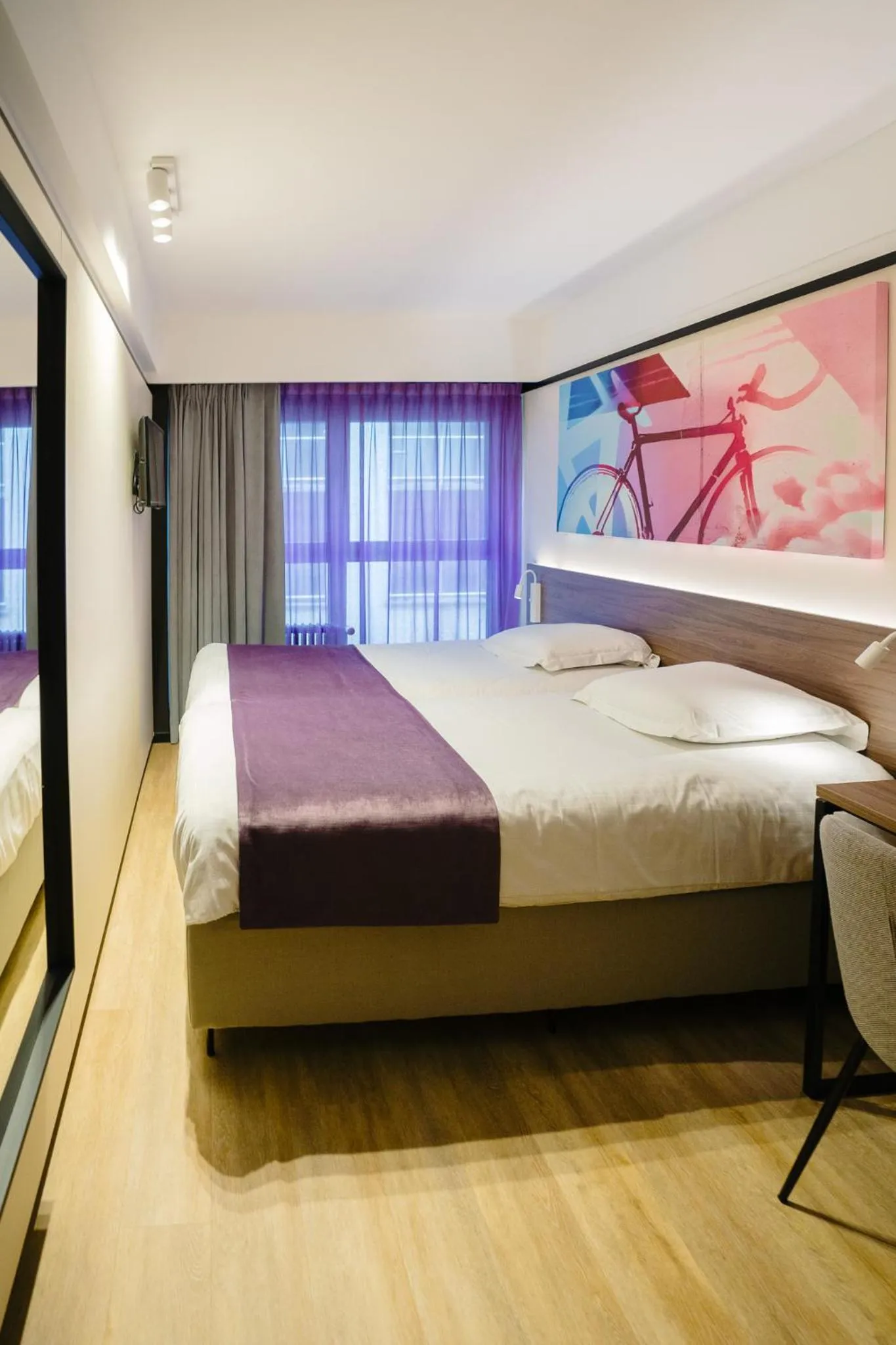 Photo of the whole room, Bed in Ostend Hotel