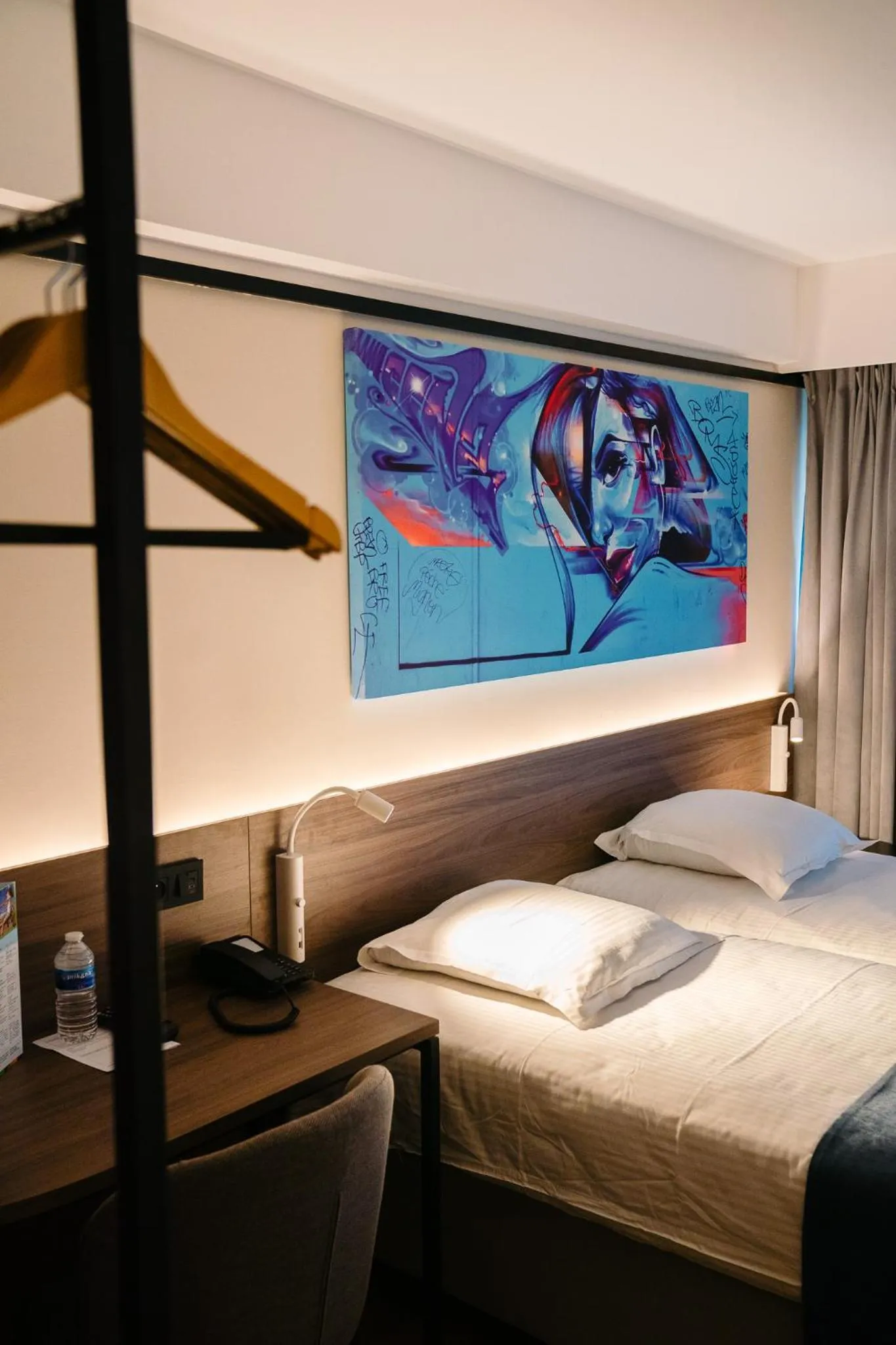 Photo of the whole room, Bed in Ostend Hotel