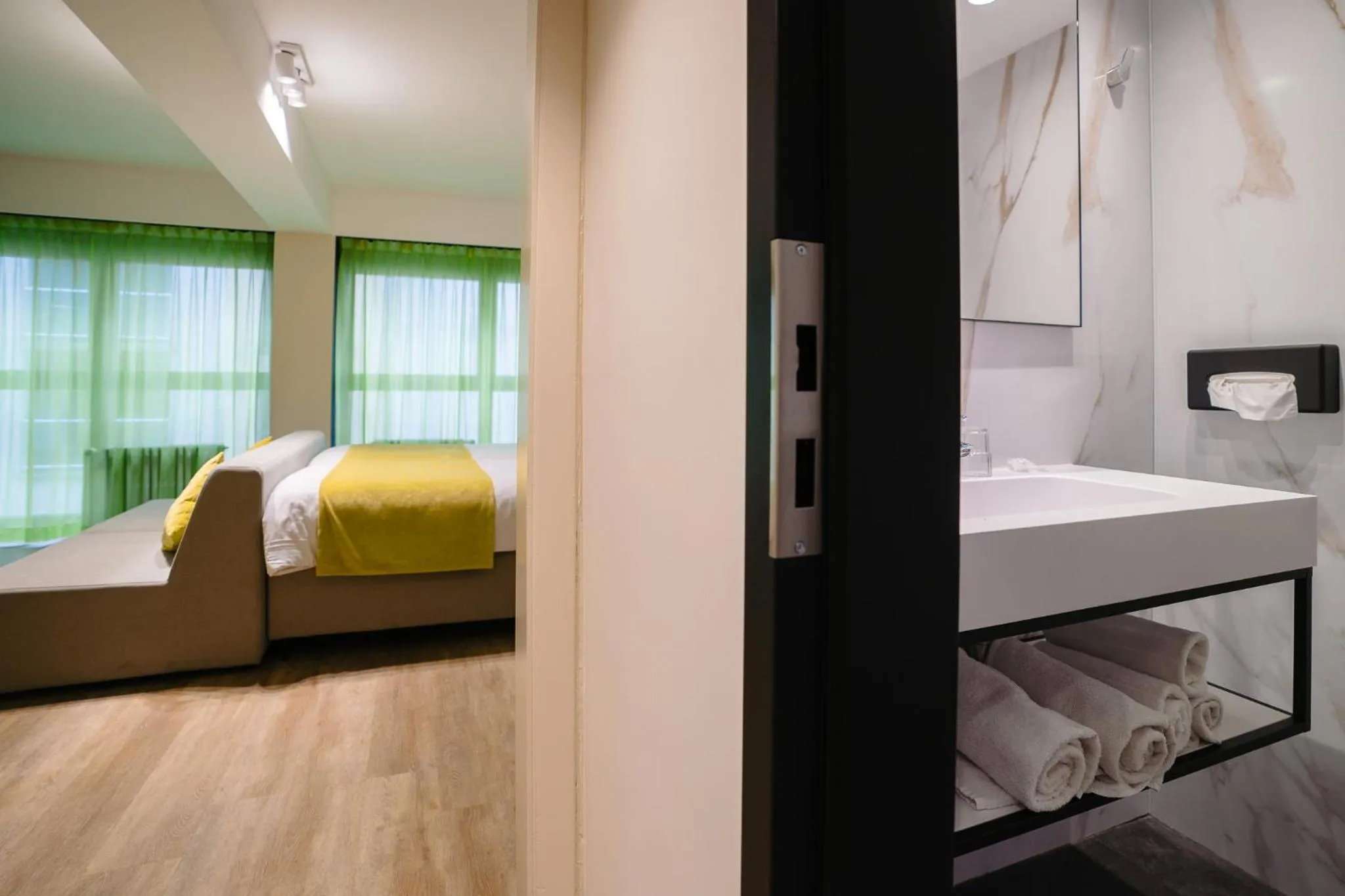 Photo of the whole room, Bed in Ostend Hotel