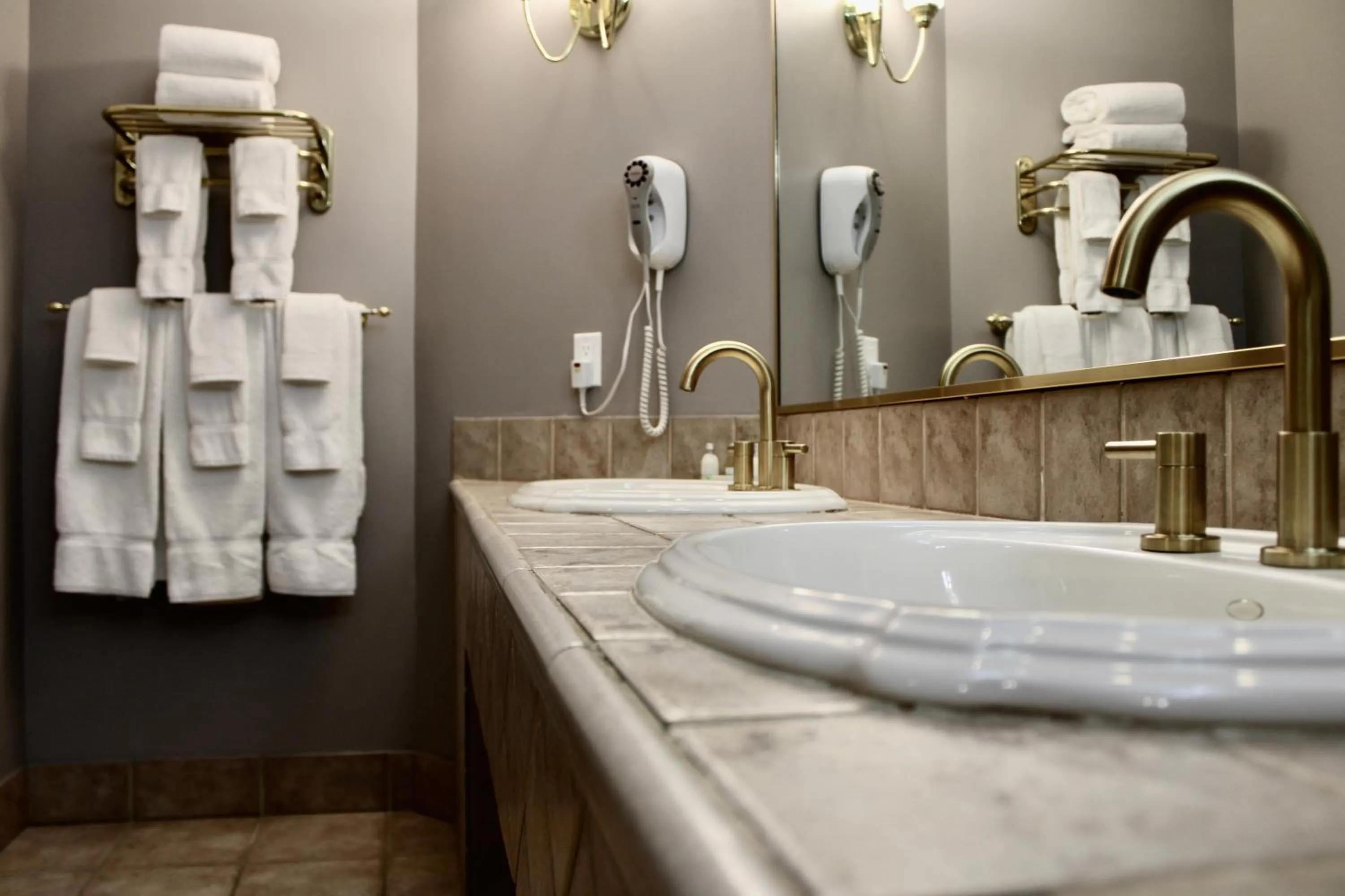 Carlton Lodge Hotel and Suites