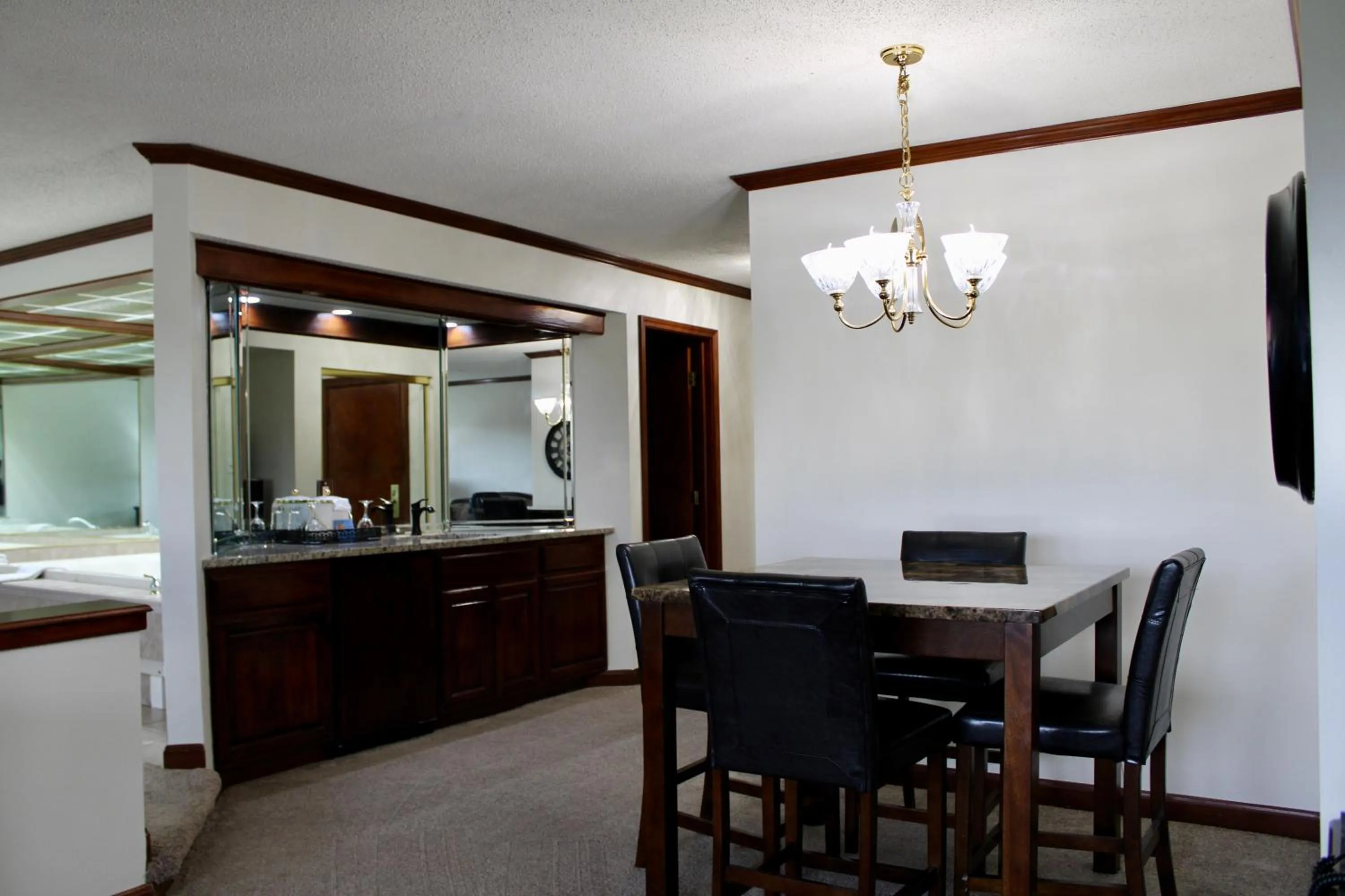 Carlton Lodge Hotel and Suites