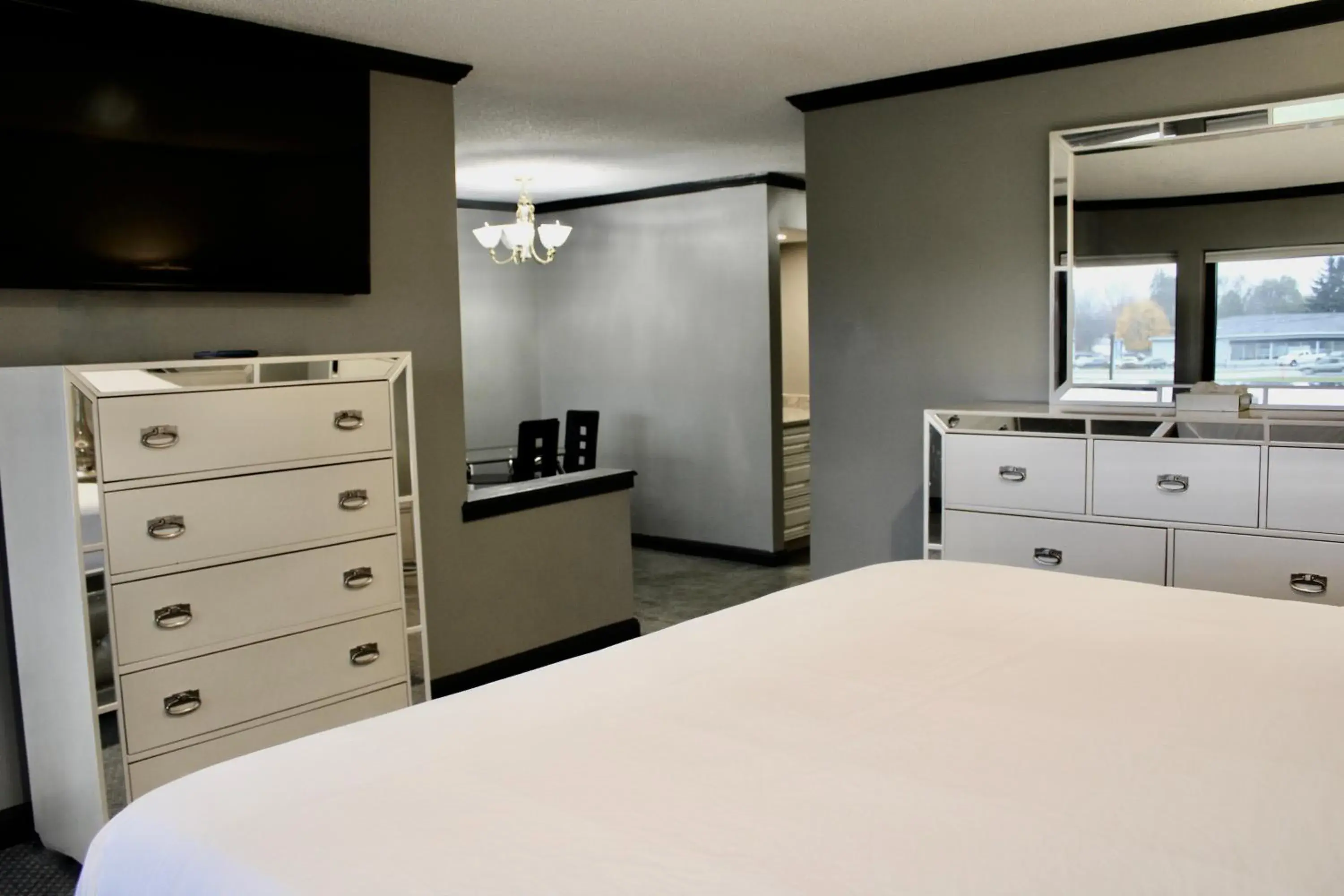 Bed in Carlton Lodge Hotel and Suites Bed in Carlton Lodge Hotel and Suites