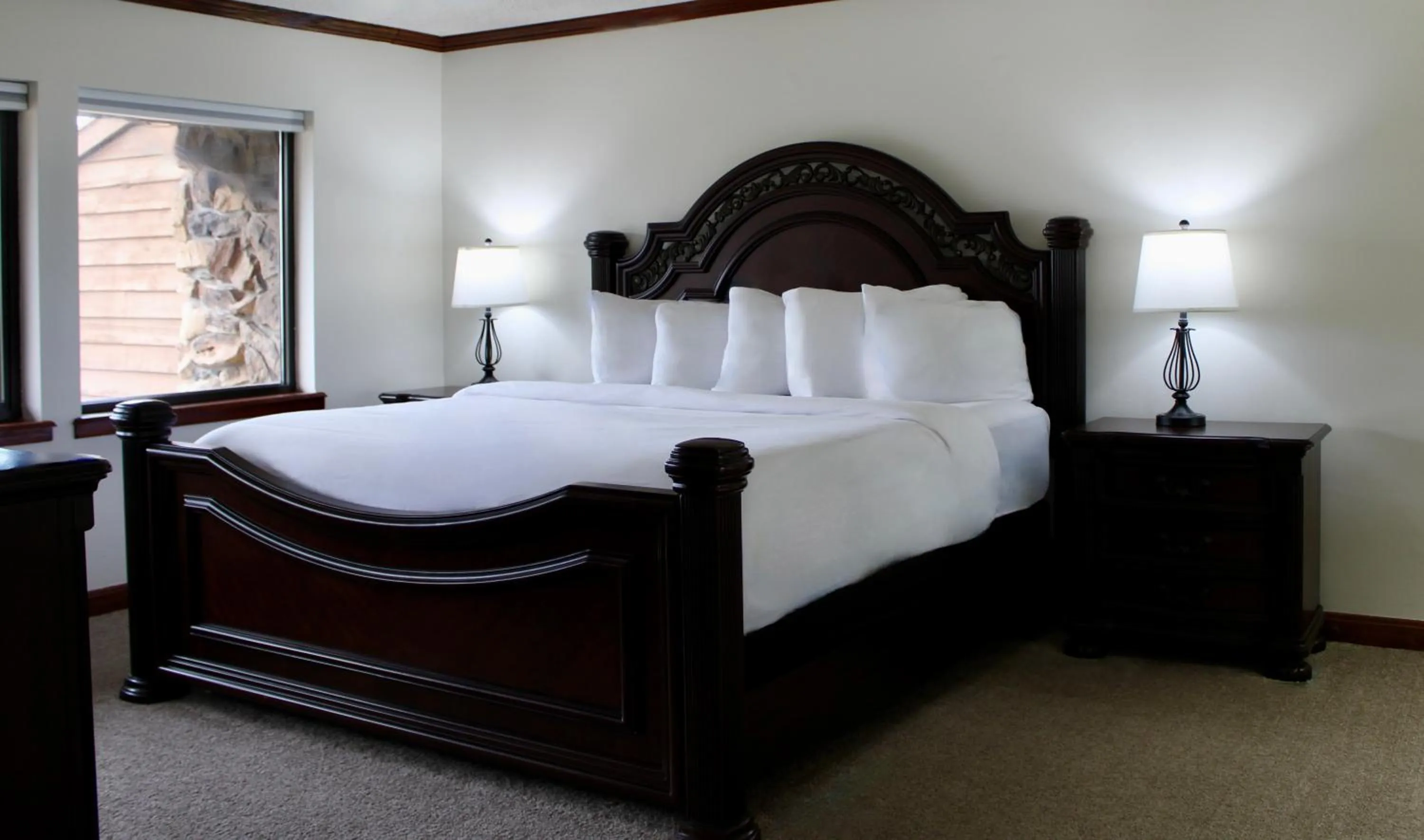 Bed in Carlton Lodge Hotel and Suites