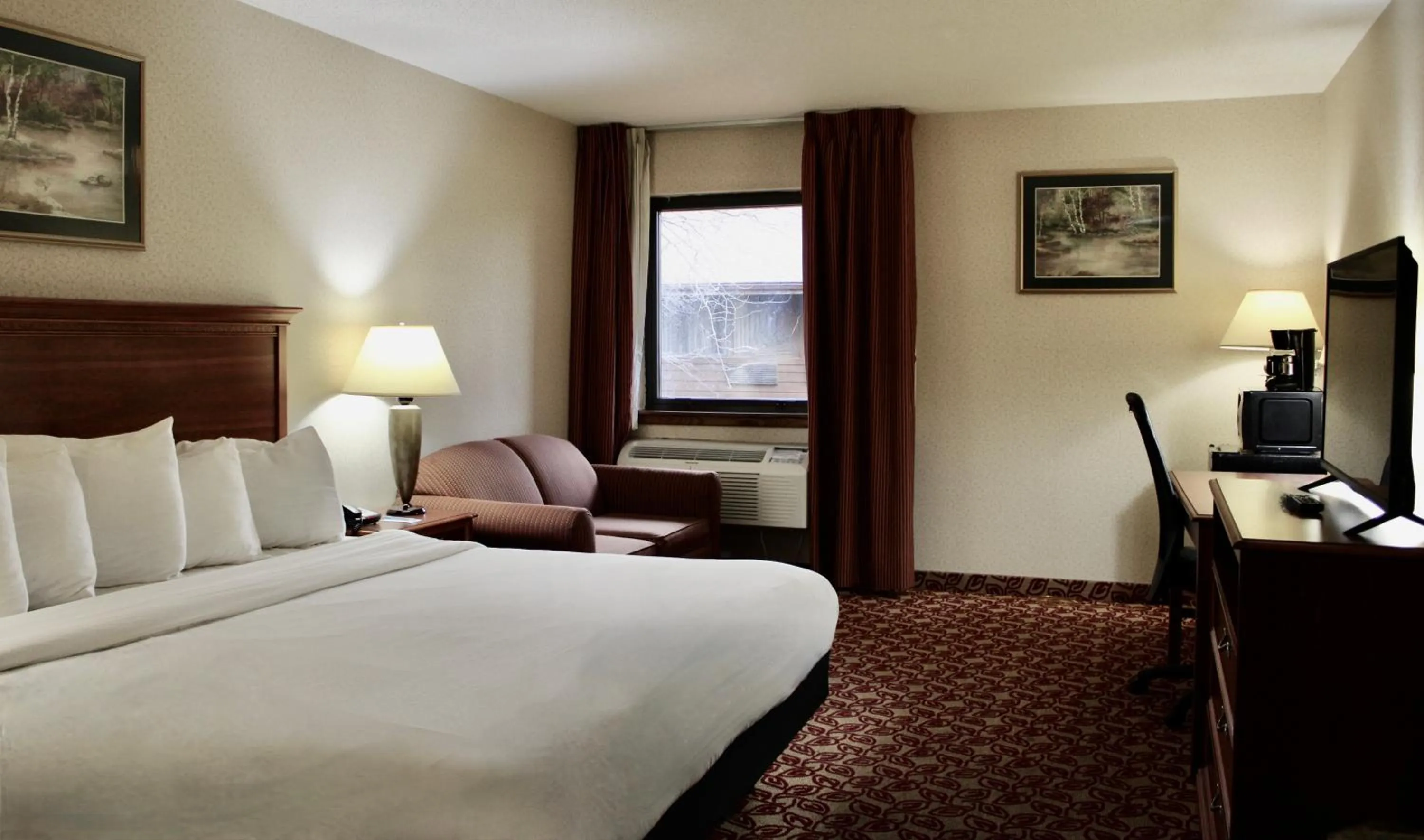 Bed in Carlton Lodge Hotel and Suites