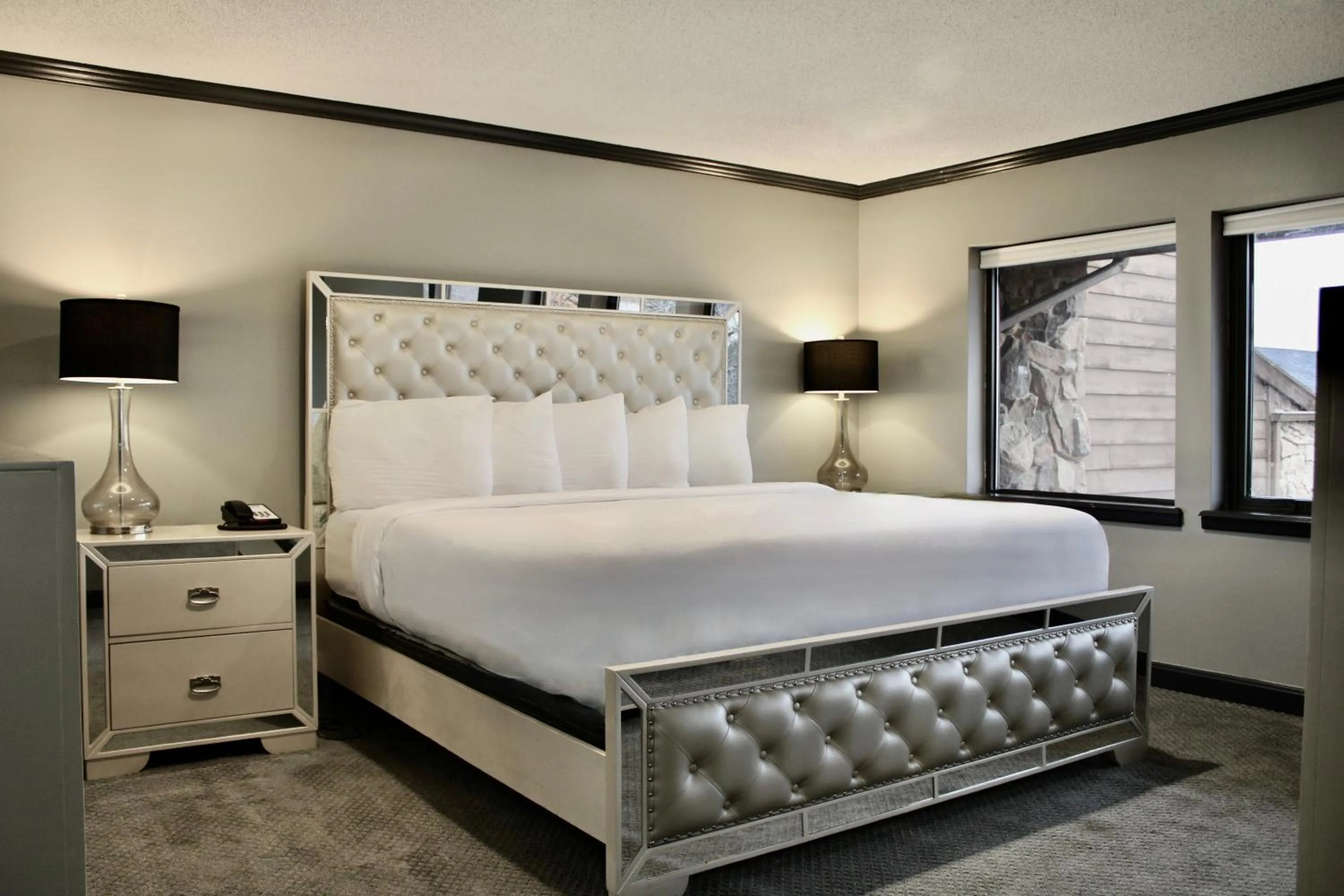 Bed in Carlton Lodge Hotel and Suites