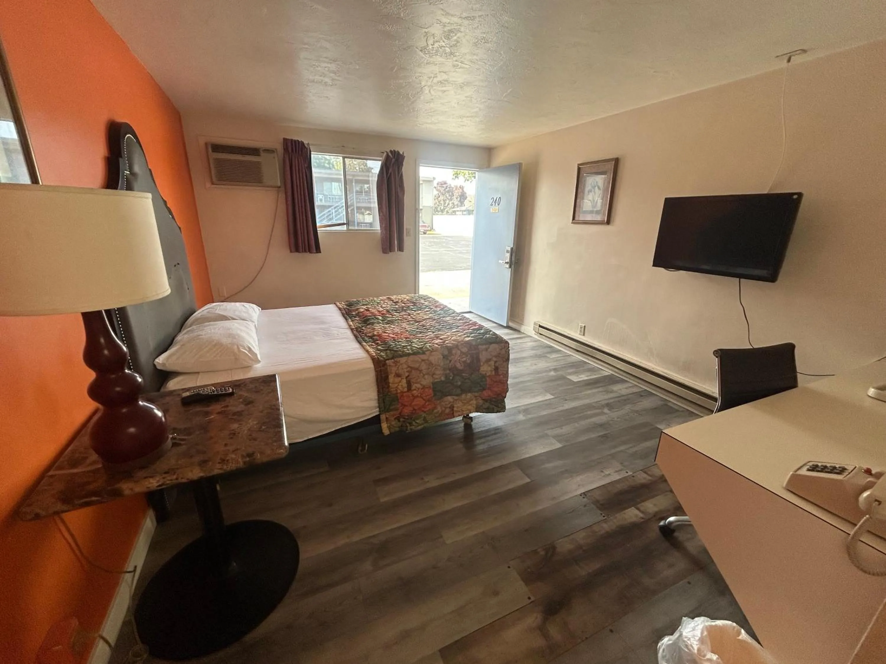 Bedroom, Bed in Capri Motel By Belvilla Walla Walla US 12