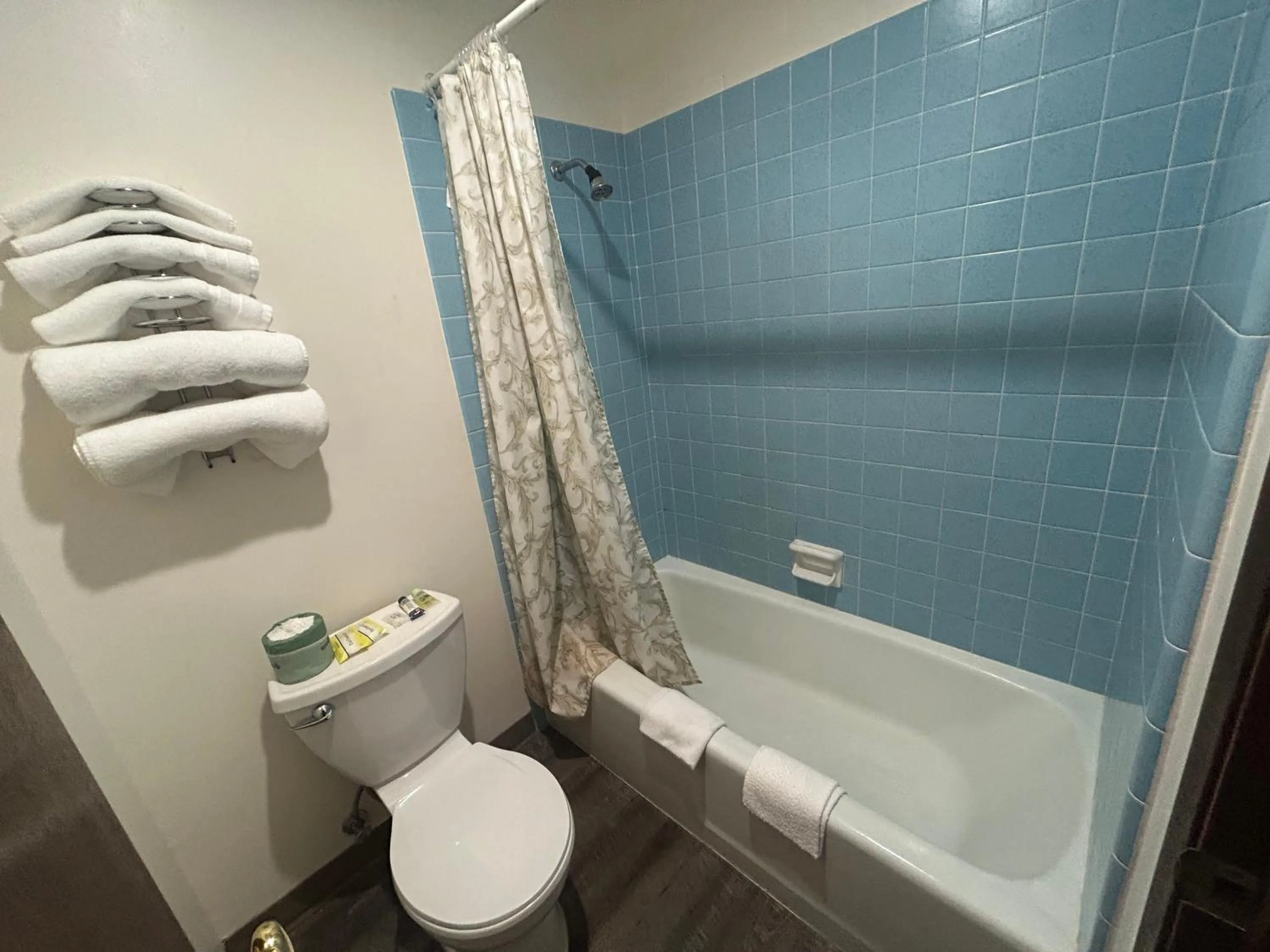 Bathroom in Capri Motel By Belvilla Walla Walla US 12