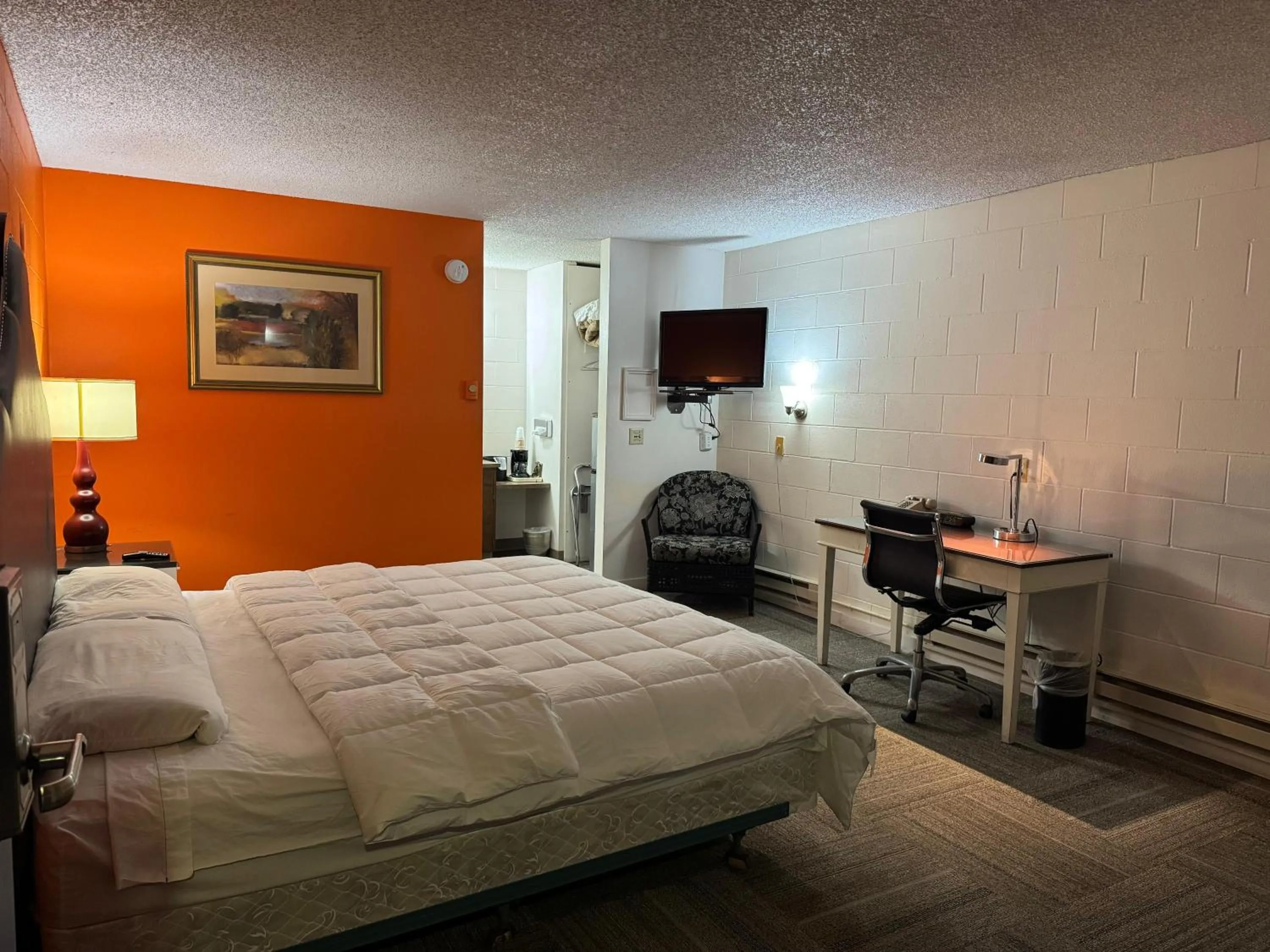 Bedroom, Bed in Capri Motel By Belvilla Walla Walla US 12