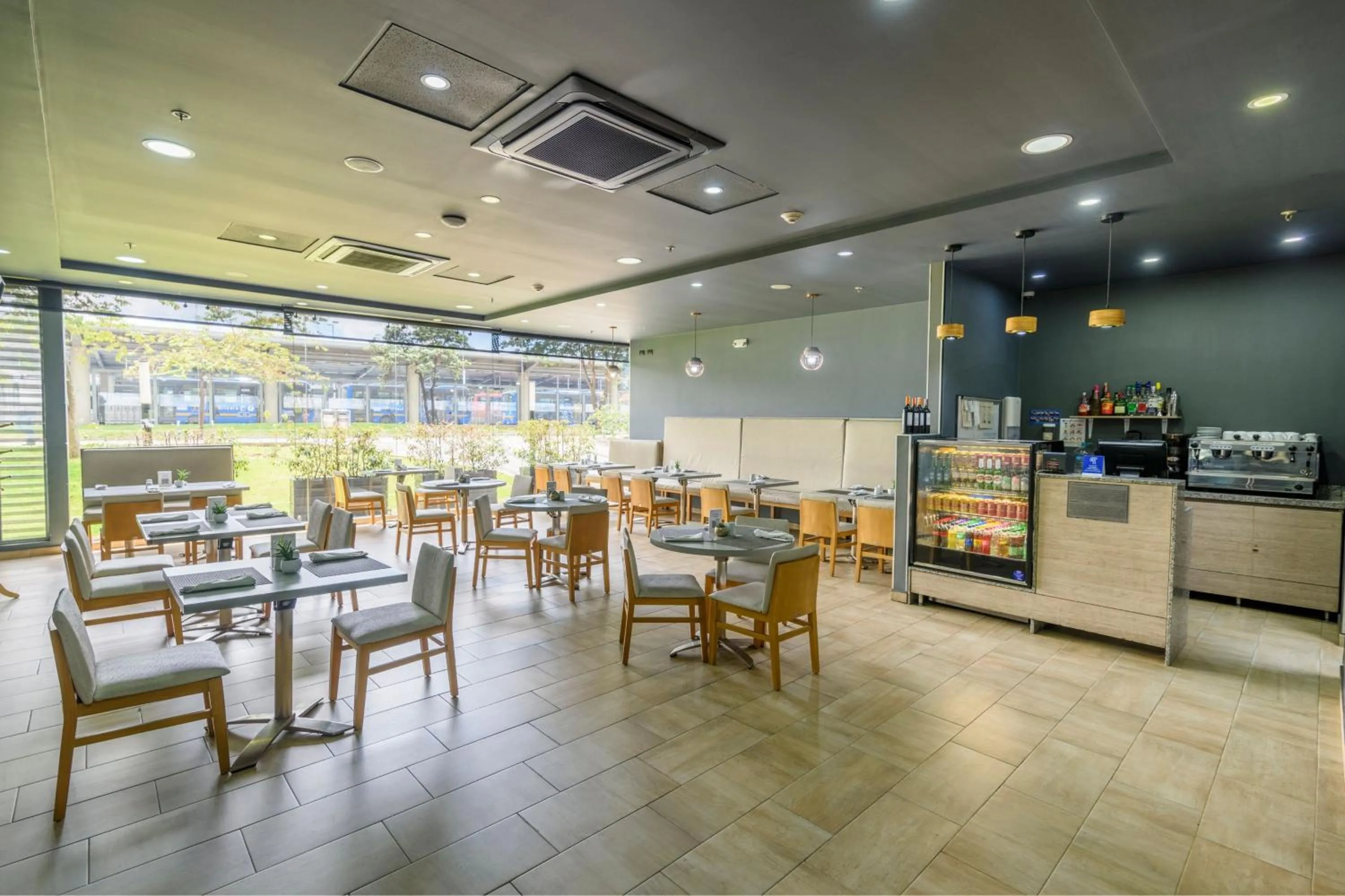 Restaurant/places to eat in City Express Plus by Marriott Bogota Aeropuerto